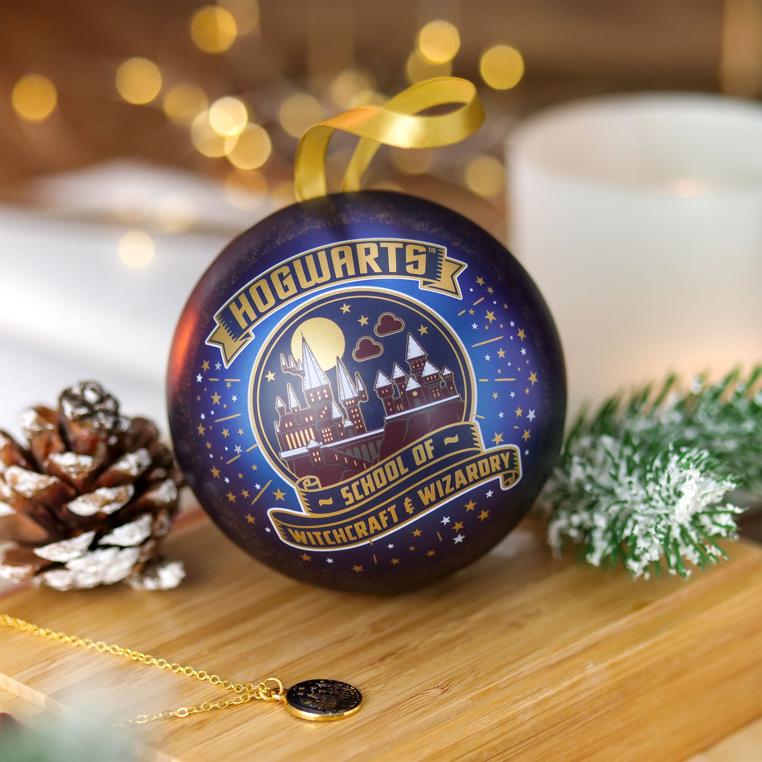 Image produit Harry Potter - Boule de Noël de l'École de Sorcellerie de Poudlard avec Collier