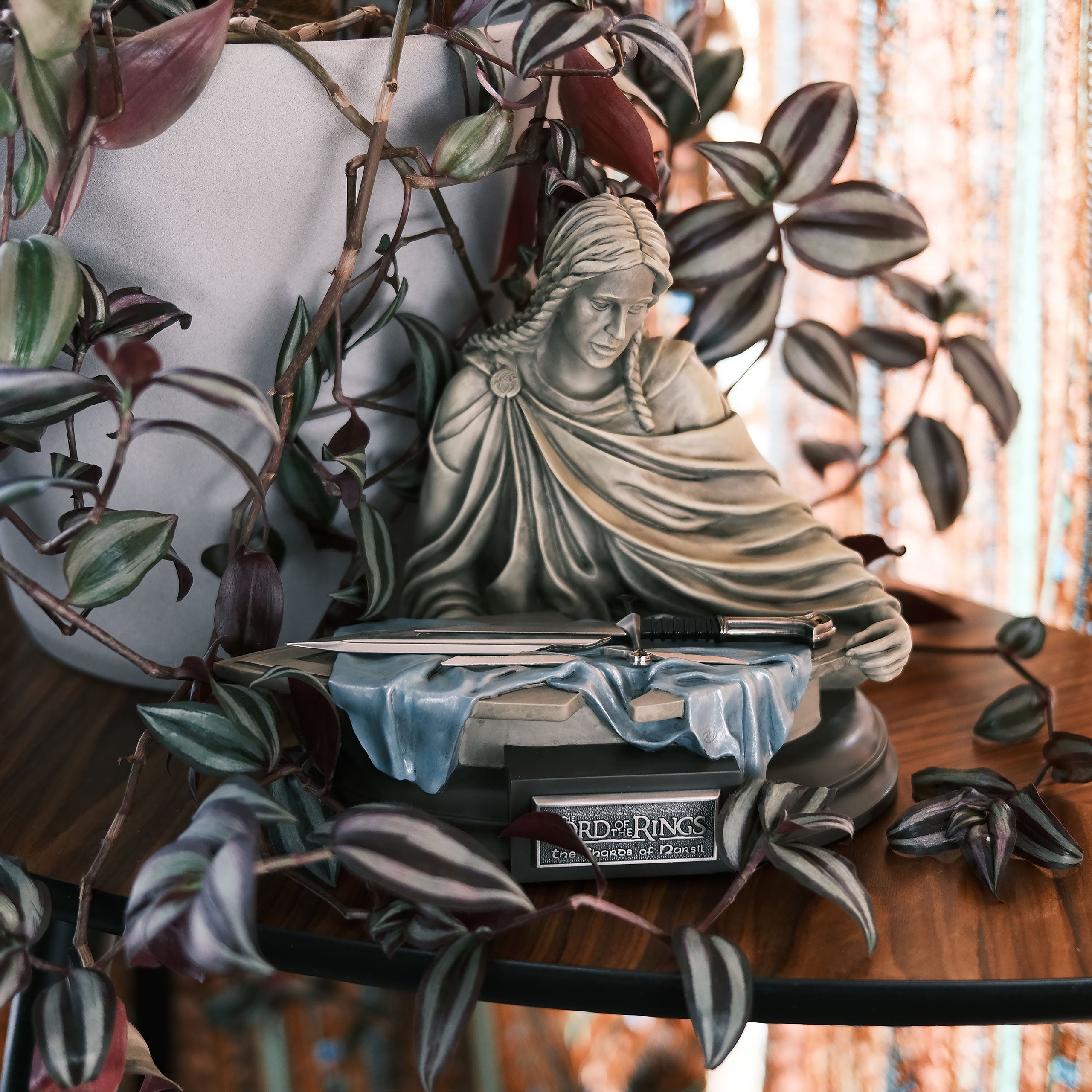 Image produit Le Seigneur des Anneaux - Lame brisée de Narsil avec statuette à l’échelle 1:5