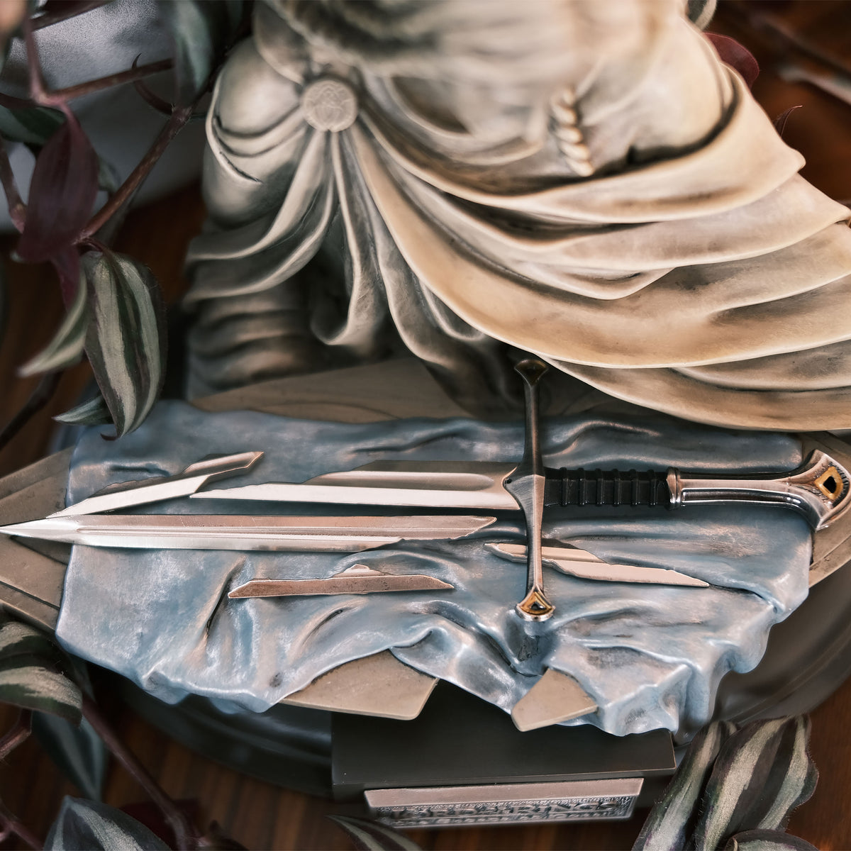 Image produit Le Seigneur des Anneaux - Lame brisée de Narsil avec statuette à l’échelle 1:5