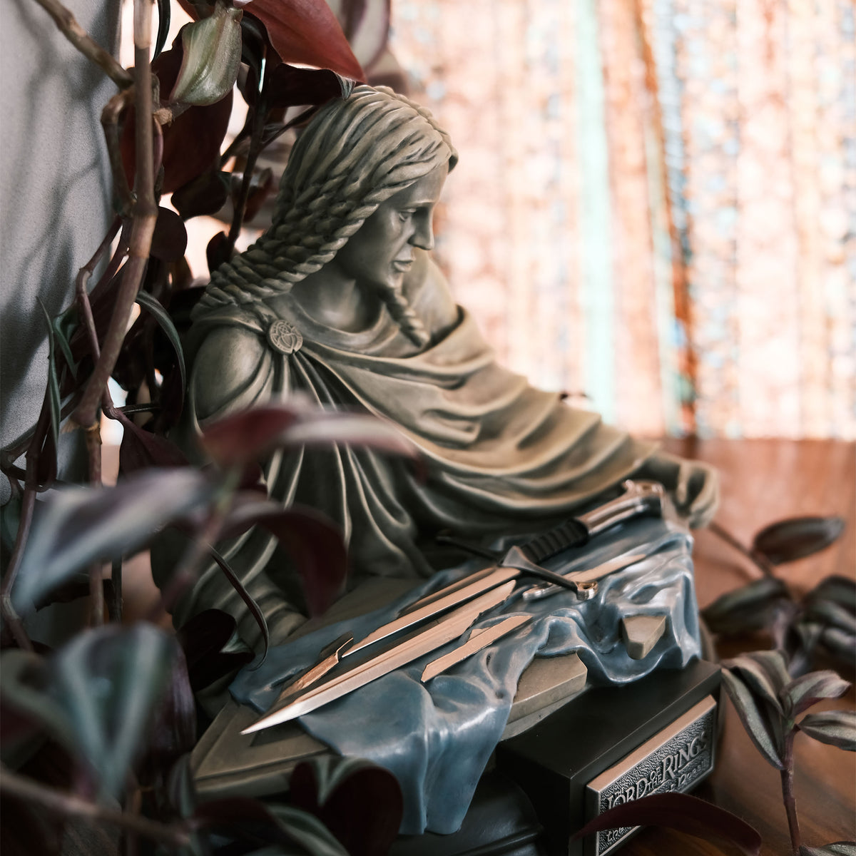 Image produit Le Seigneur des Anneaux - Lame brisée de Narsil avec statuette à l’échelle 1:5