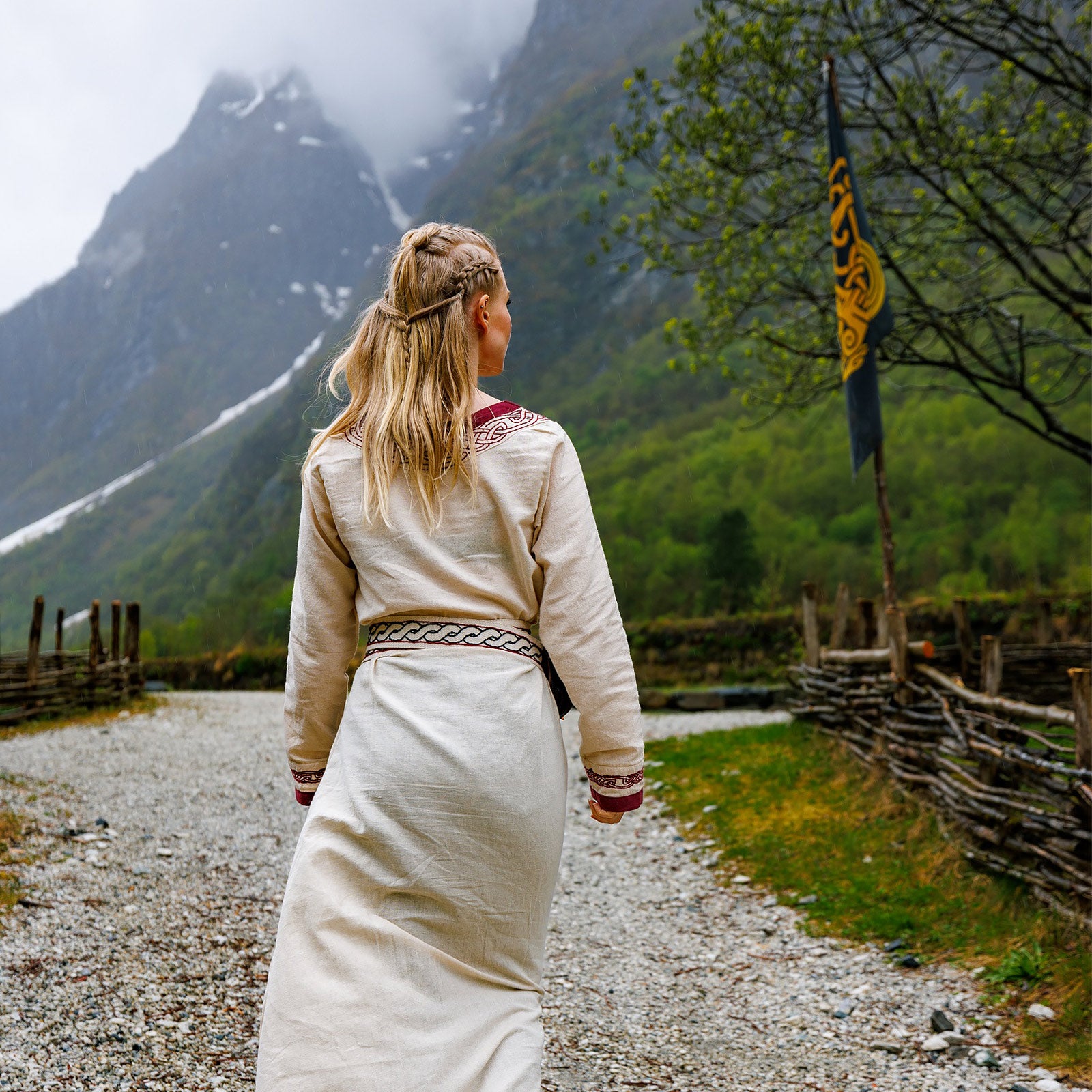 Image produit Robe viking Lagertha beige-rouge