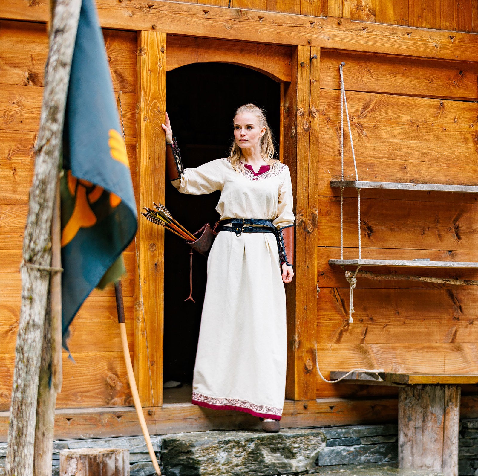 Image produit Robe viking Lagertha beige-rouge