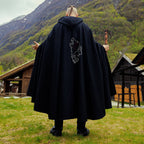 Image produit Cape médiévale Alpha avec broderie de loup noire