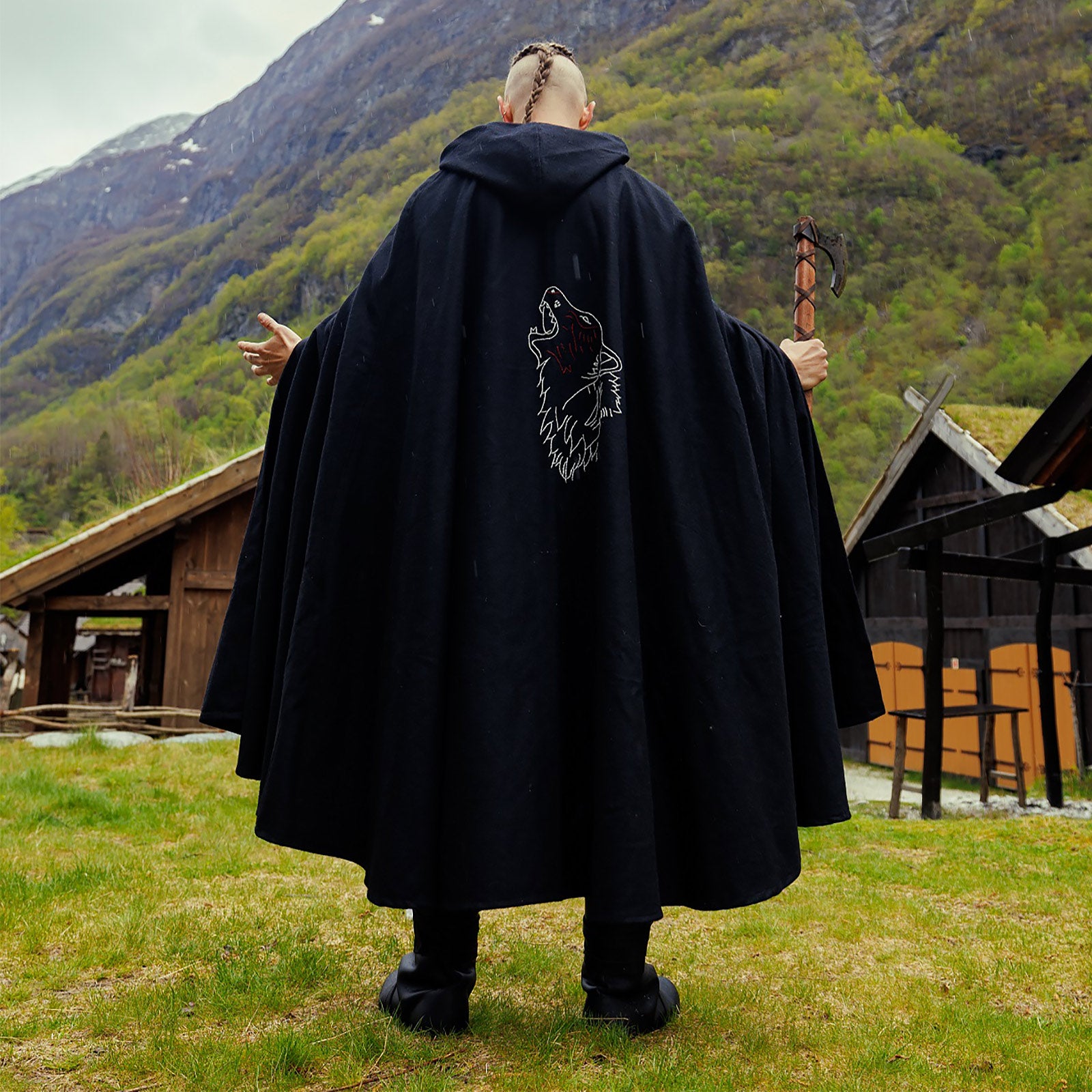 Image produit Cape médiévale Alpha avec broderie de loup noire