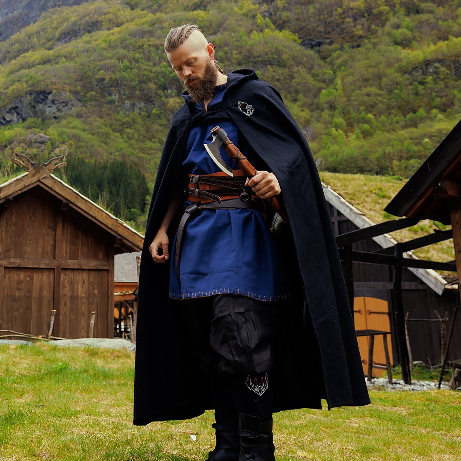Image produit Cape médiévale Alpha avec broderie de loup noire