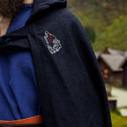 Image produit Cape médiévale Alpha avec broderie de loup noire