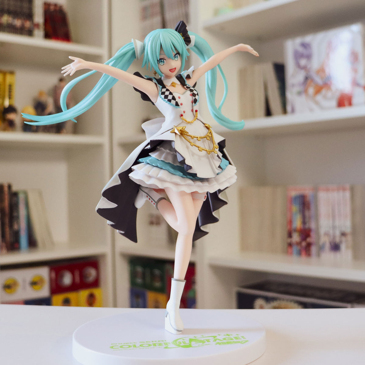 Image produit Hatsune Miku - Figurine Miku de la Scène Sekai