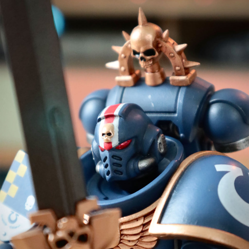 Image produit Warhammer 40k - Lieutenant Ultramarines avec Figurine d'Action Poing de Puissance