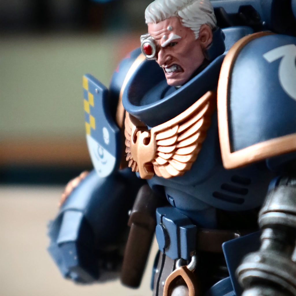 Image produit Warhammer 40k - Lieutenant Ultramarines avec Figurine d'Action Poing de Puissance