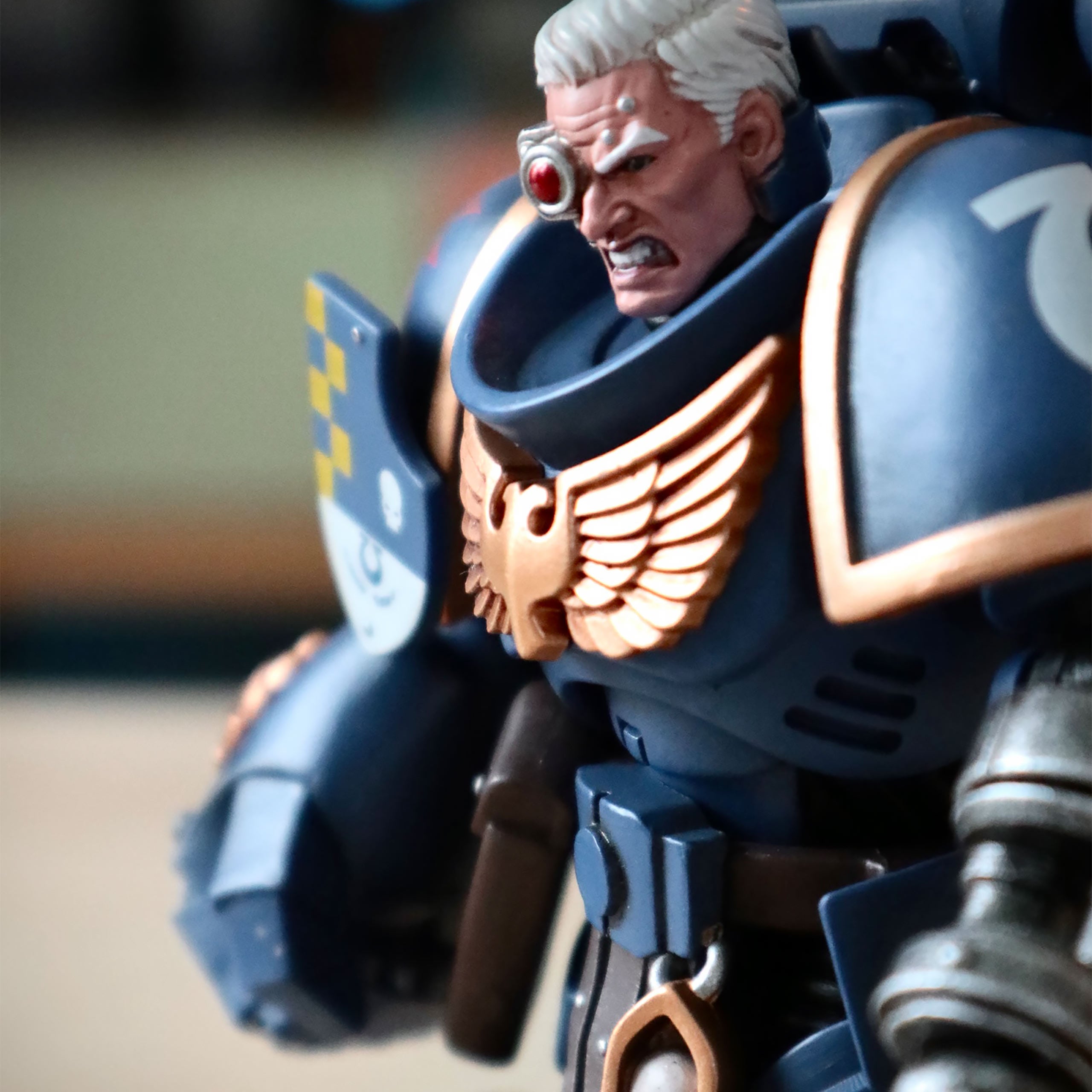 Image produit Warhammer 40k - Lieutenant Ultramarines avec Figurine d'Action Poing de Puissance