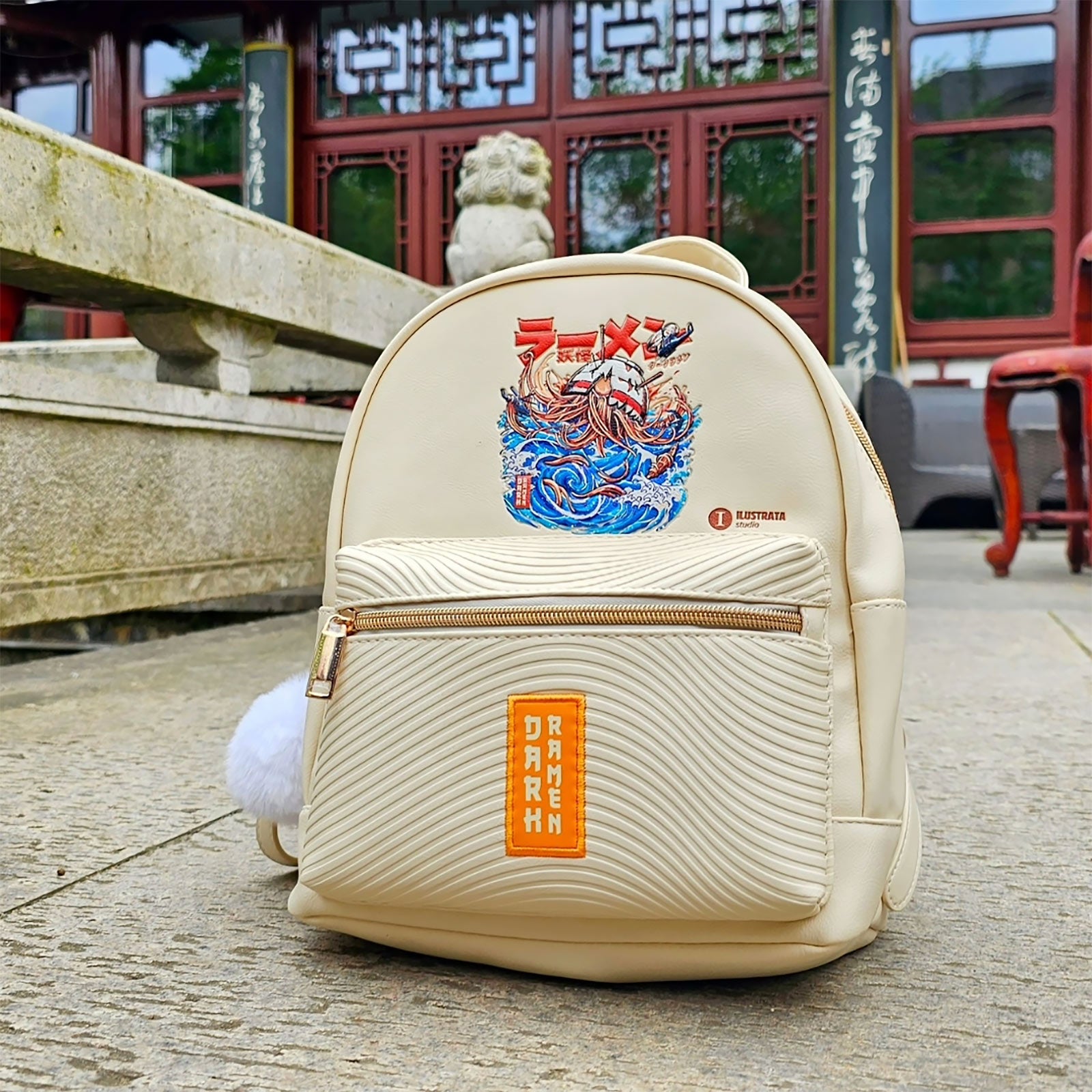 Image produit Ilustrata - Sac à dos Dark Ramen avec pendentif Pom Pom beige