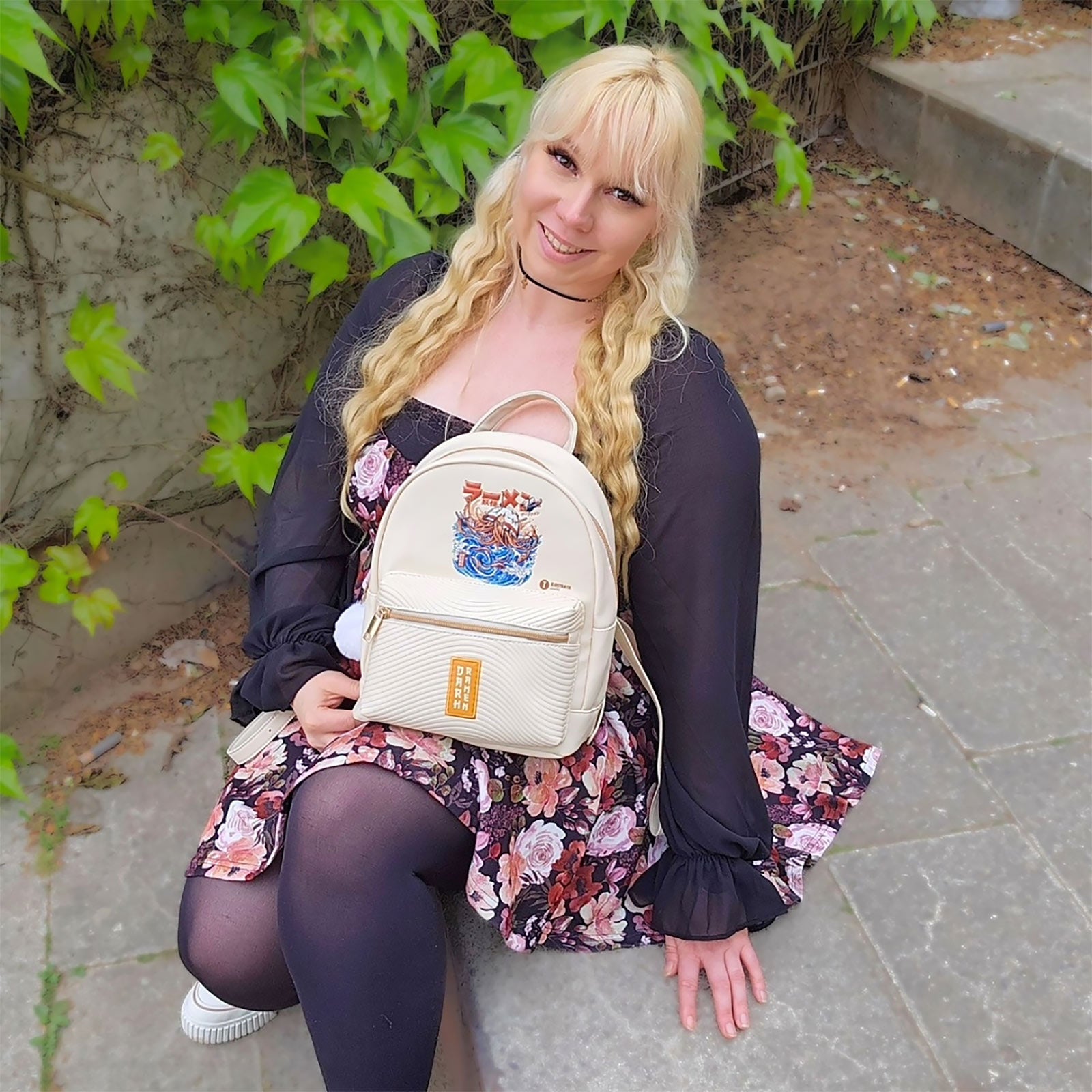 Image produit Ilustrata - Sac à dos Dark Ramen avec pendentif Pom Pom beige