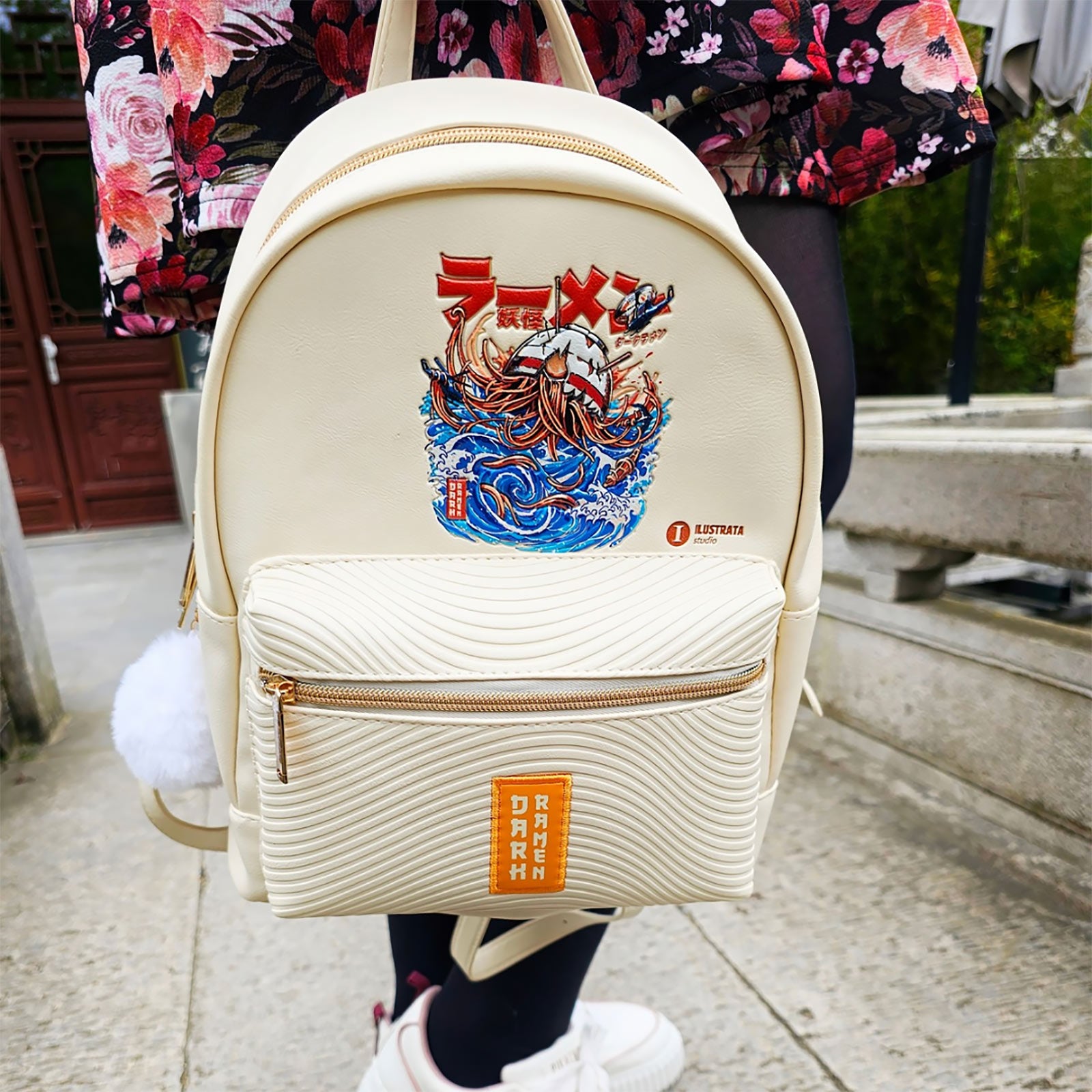 Image produit Ilustrata - Sac à dos Dark Ramen avec pendentif Pom Pom beige
