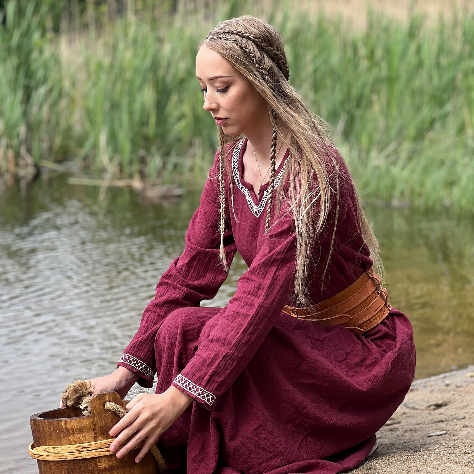 Image produit Robe médiévale avec broderie à la main rouge