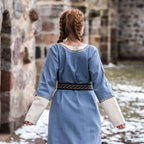 Image produit Robe médiévale avec broderie à la main bleue