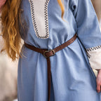 Image produit Robe médiévale avec broderie à la main bleue