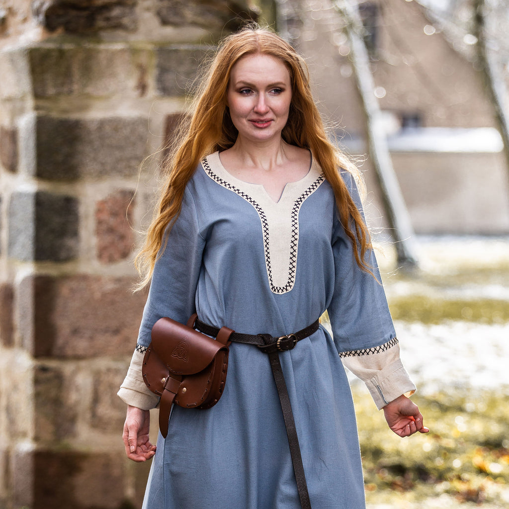 Image produit Robe médiévale avec broderie à la main bleue