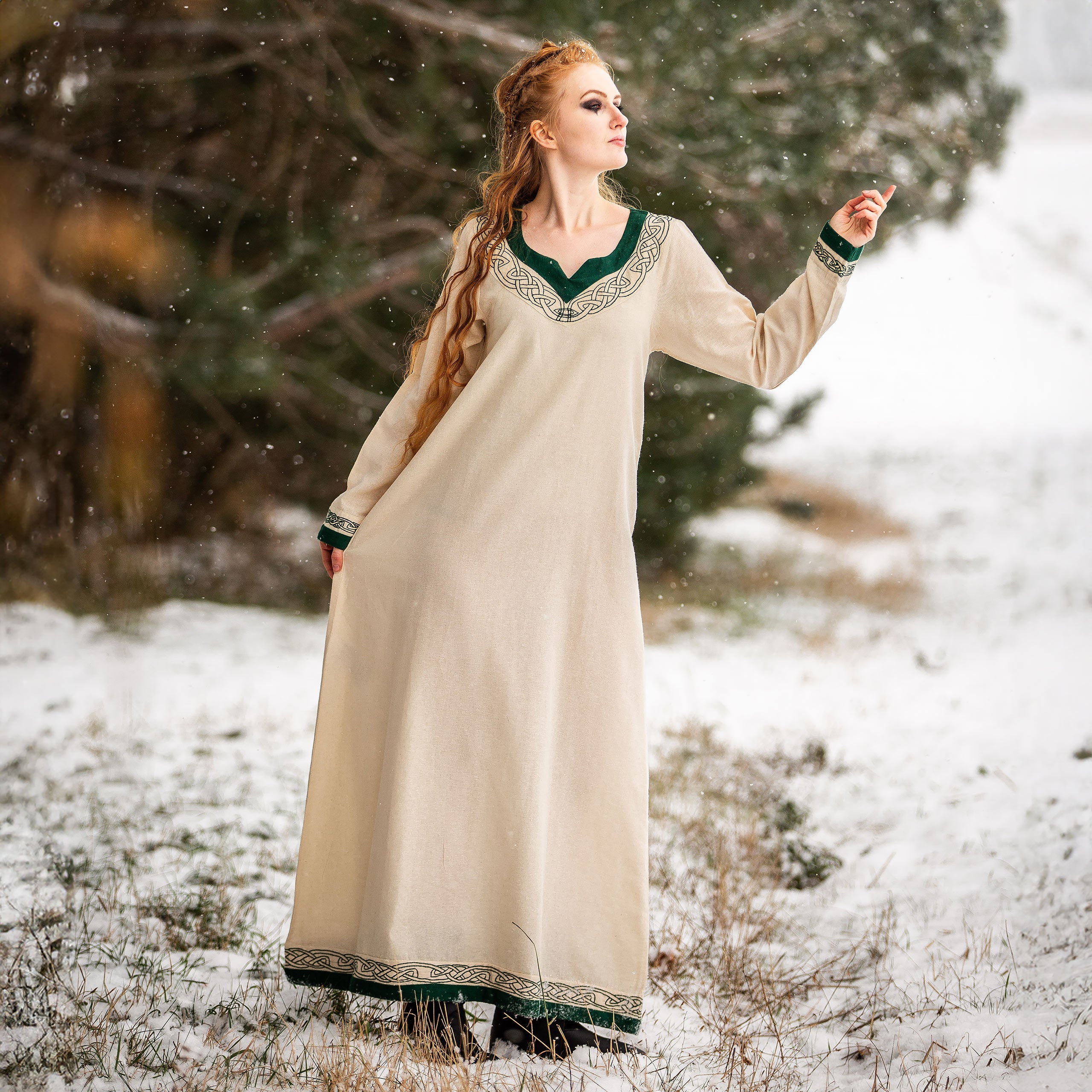 Image produit Robe médiévale avec broderie beige-verte