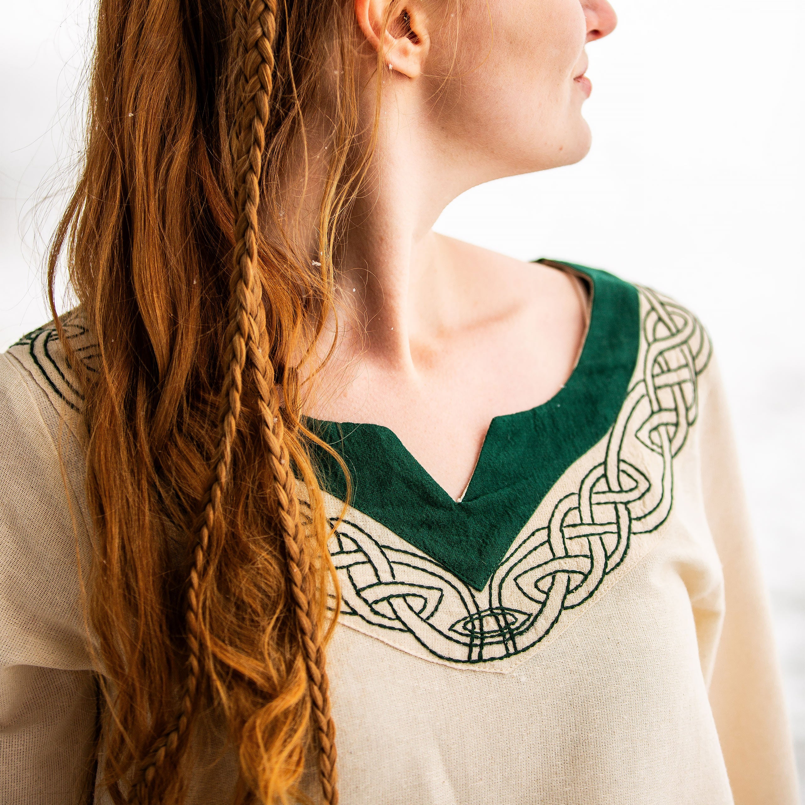 Image produit Robe médiévale avec broderie beige-verte