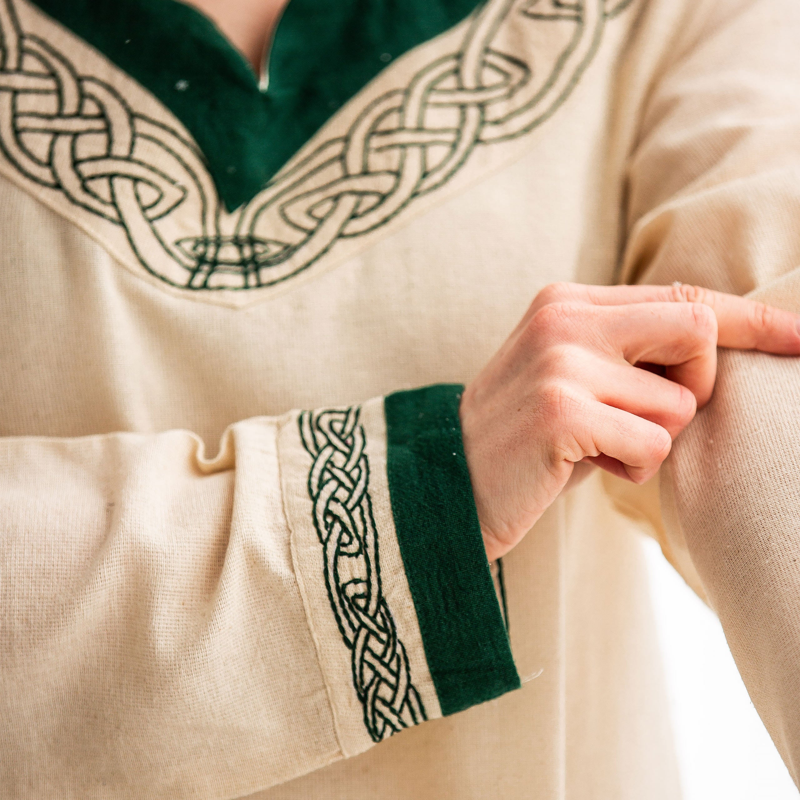 Image produit Robe médiévale avec broderie beige-verte