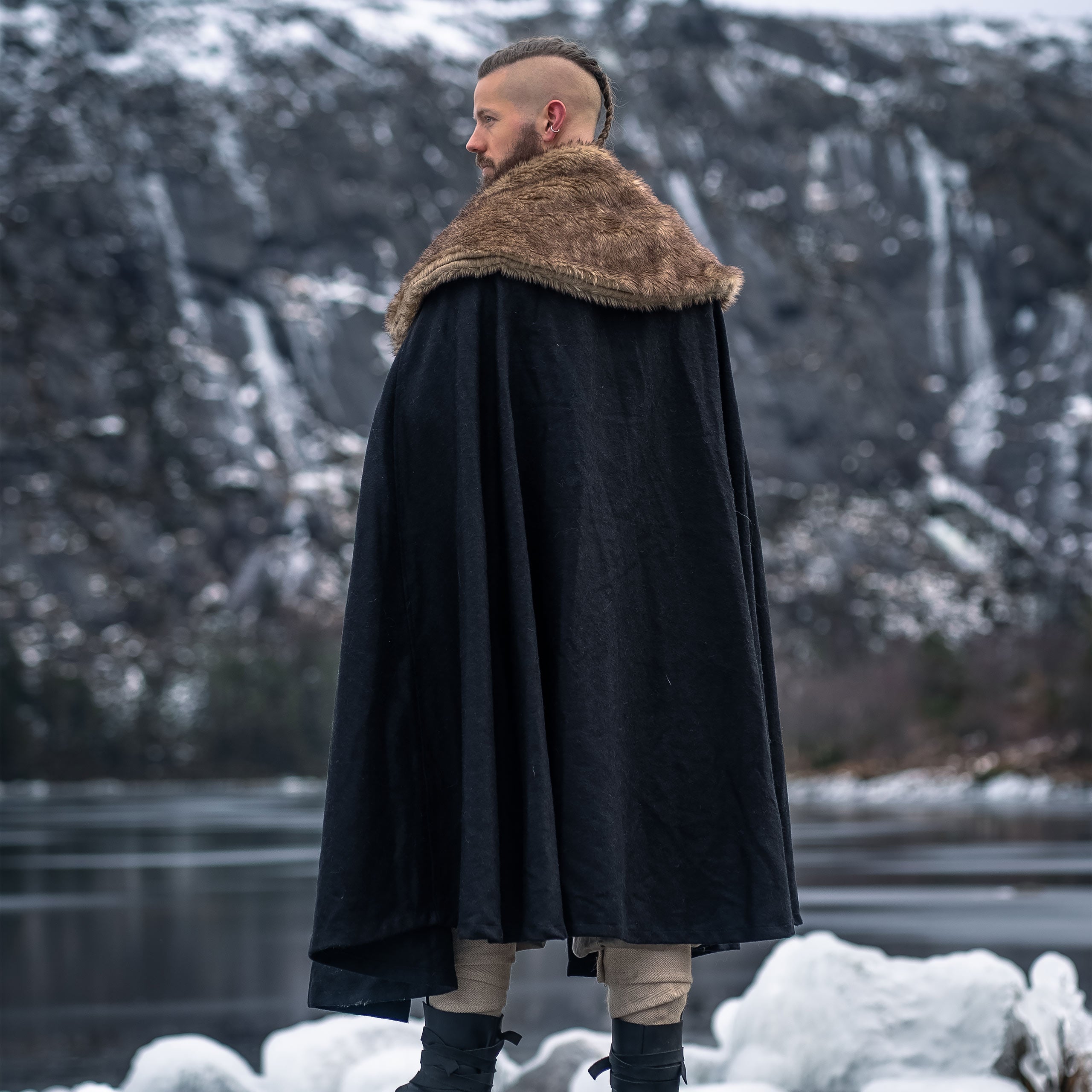 Image produit Cape médiévale avec fausse fourrure noire
