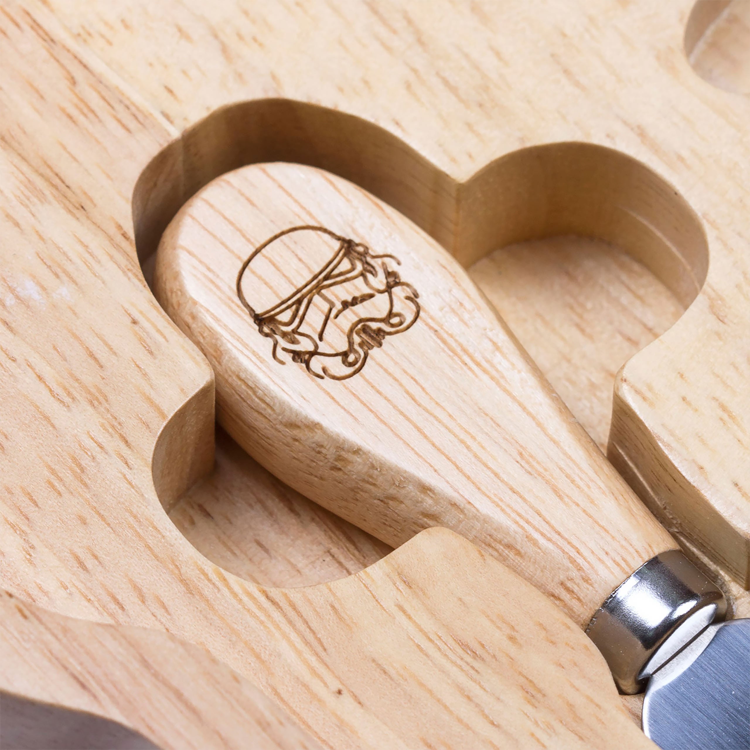 Image produit Planche à fromage Stormtrooper originale comprenant un ensemble de couteaux pour les fans de Star Wars