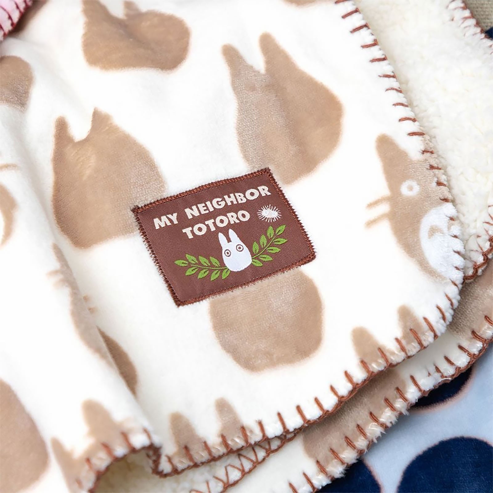 Image produit Totoro - Couverture silhouette en peluche avec doublure teddy