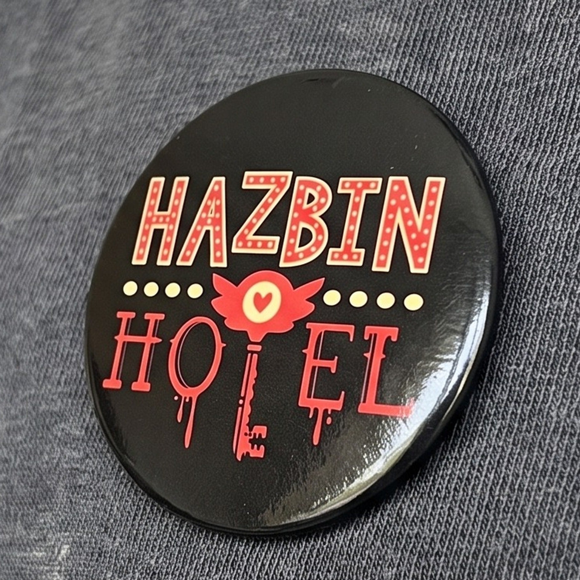 Image produit Badge logo pour les fans de Hazbin Hotel