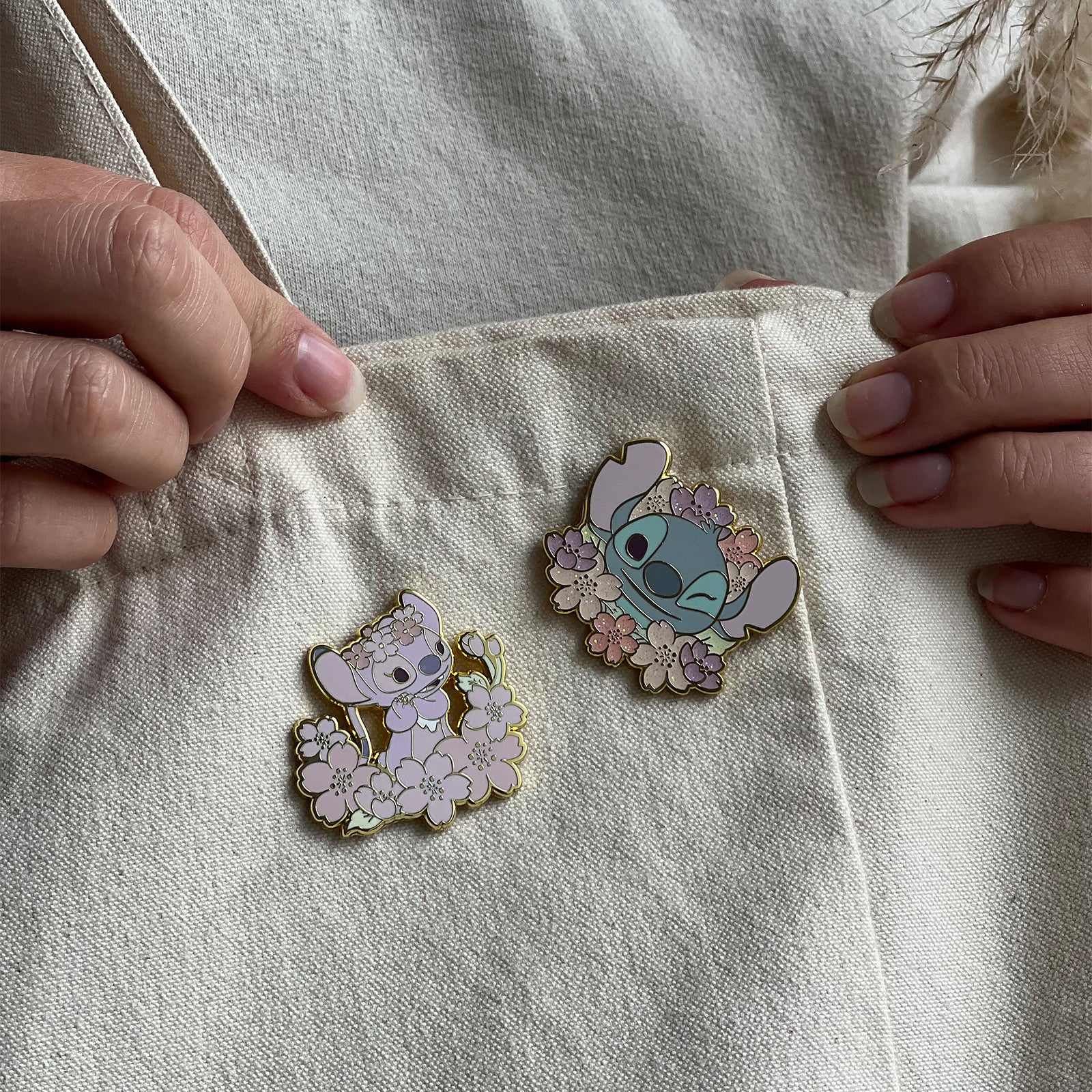 Image produit Lilo & Stitch - Pin Mystère Angel et Stitch Fleur de Cerisier