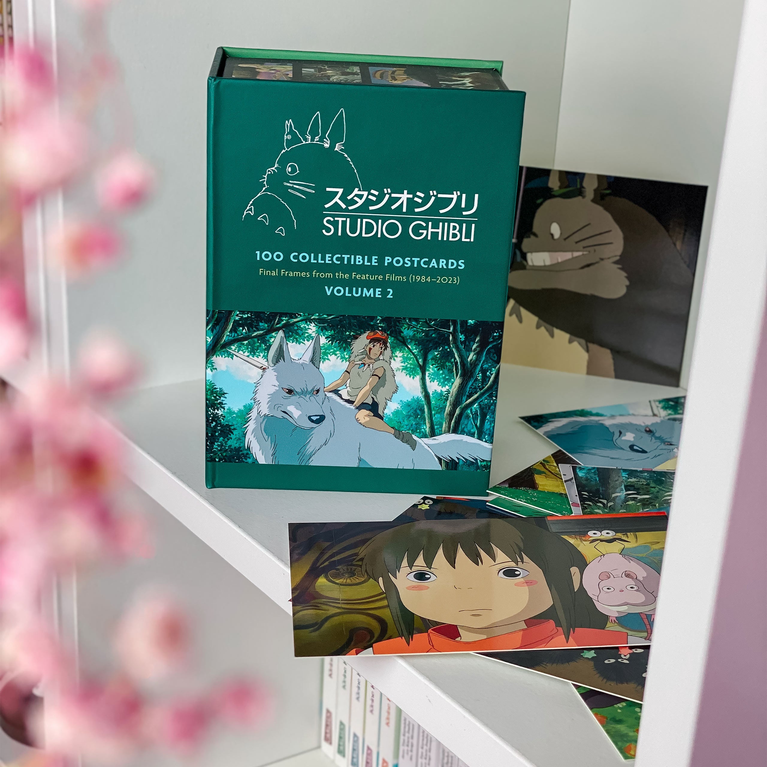 Image produit Studio Ghibli - 100 Cartes Postales en Boîte Cadeau Vol. 2
