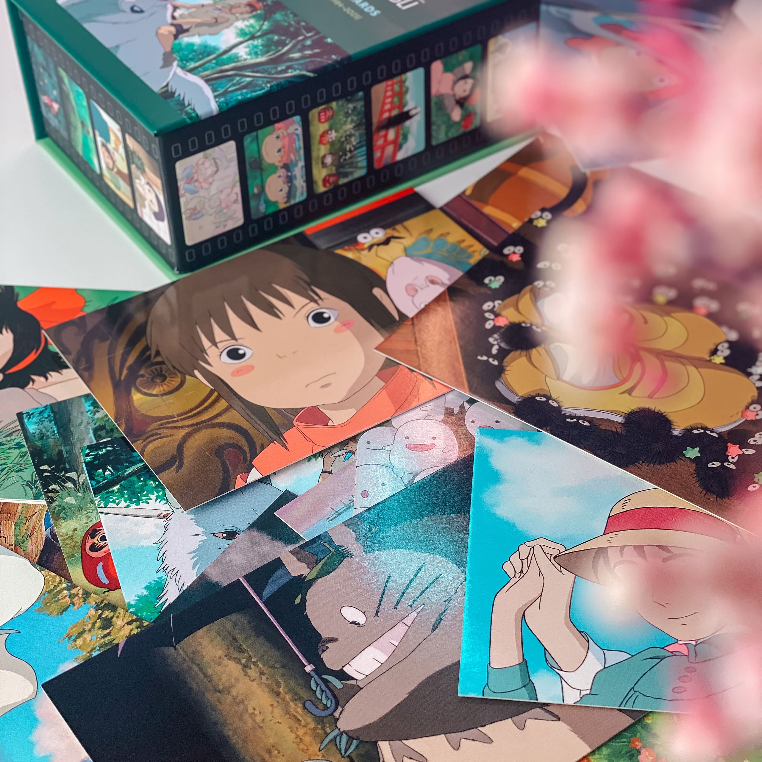 Image produit Studio Ghibli - 100 Cartes Postales en Boîte Cadeau Vol. 2