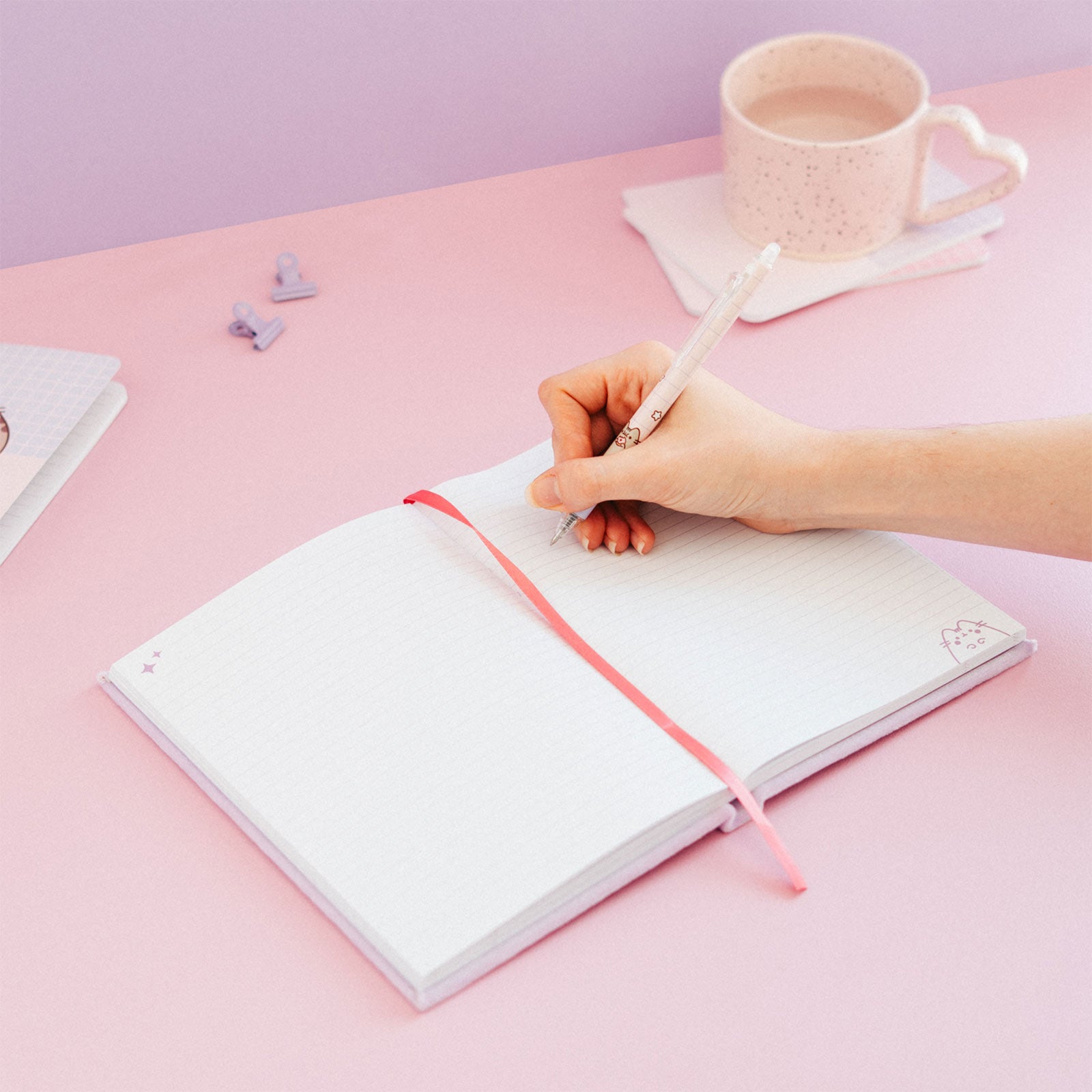 Image produit Pusheen - Carnet en peluche Moments
