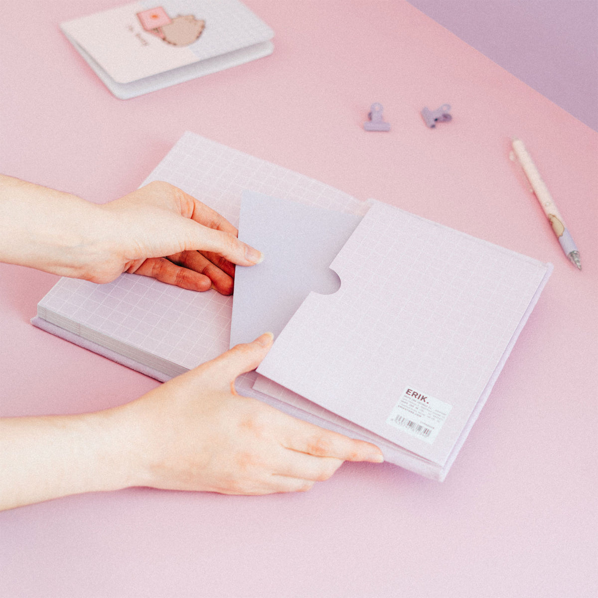 Image produit Pusheen - Carnet en peluche Moments