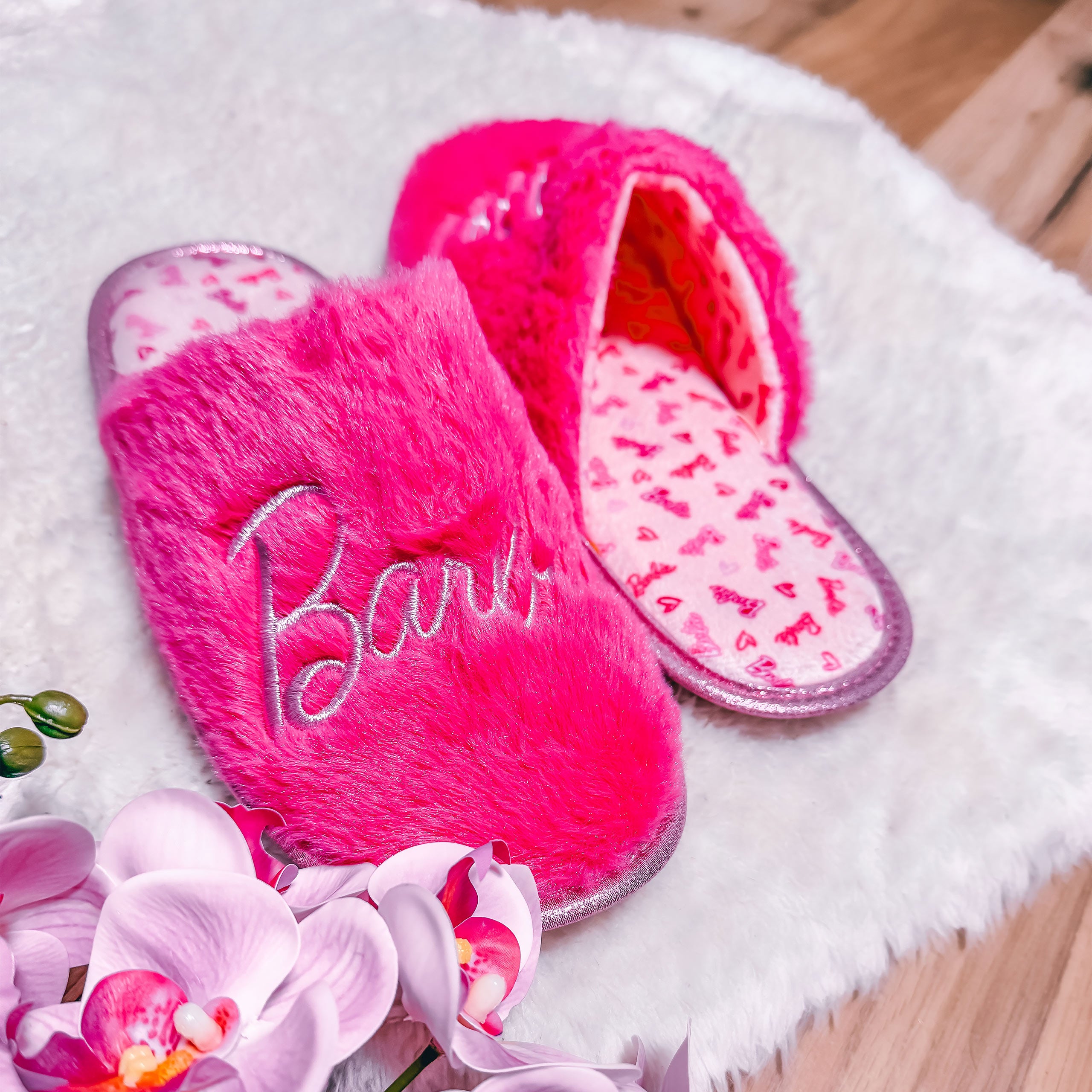 Image produit Barbie - Chaussons en peluche avec logo