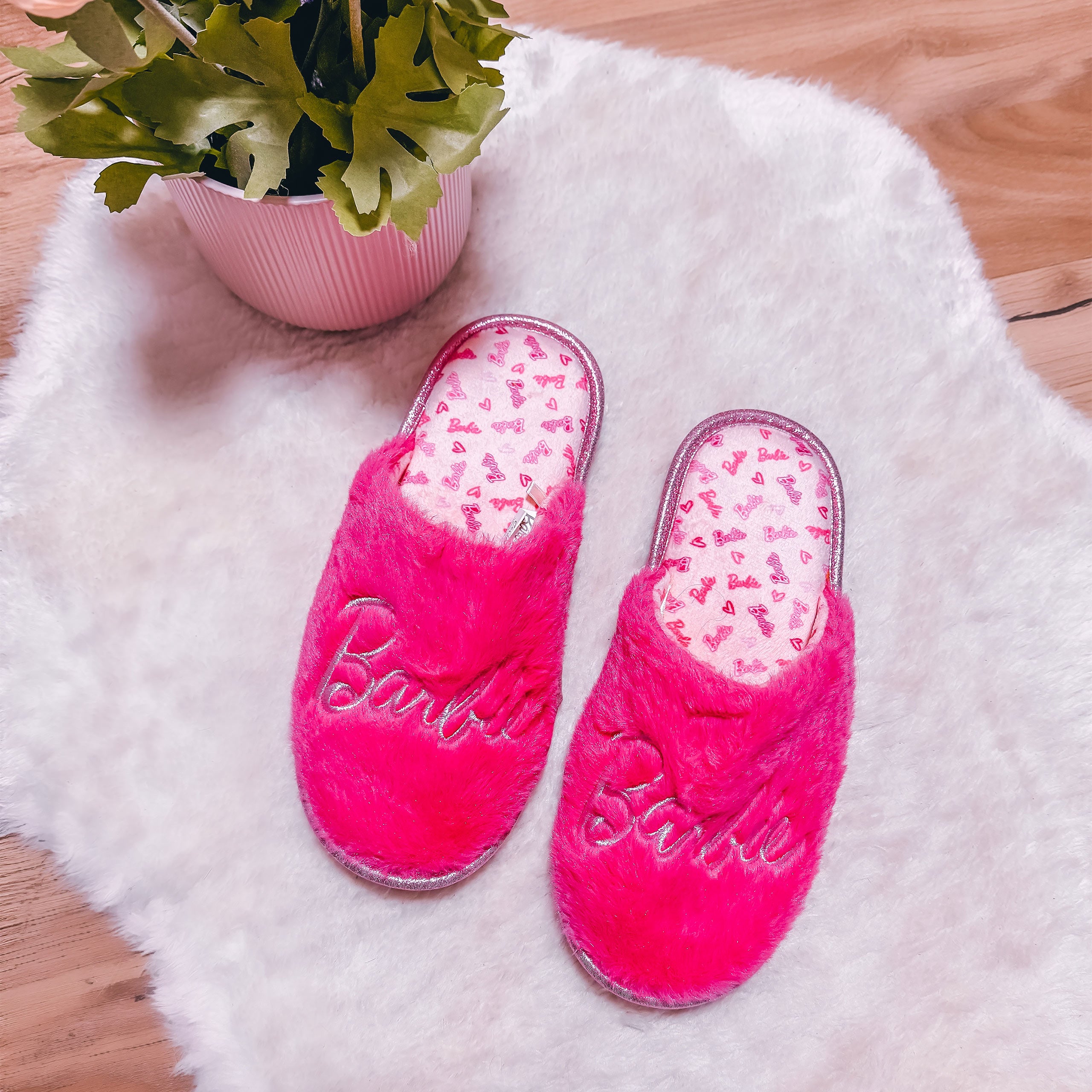Image produit Barbie - Chaussons en peluche avec logo