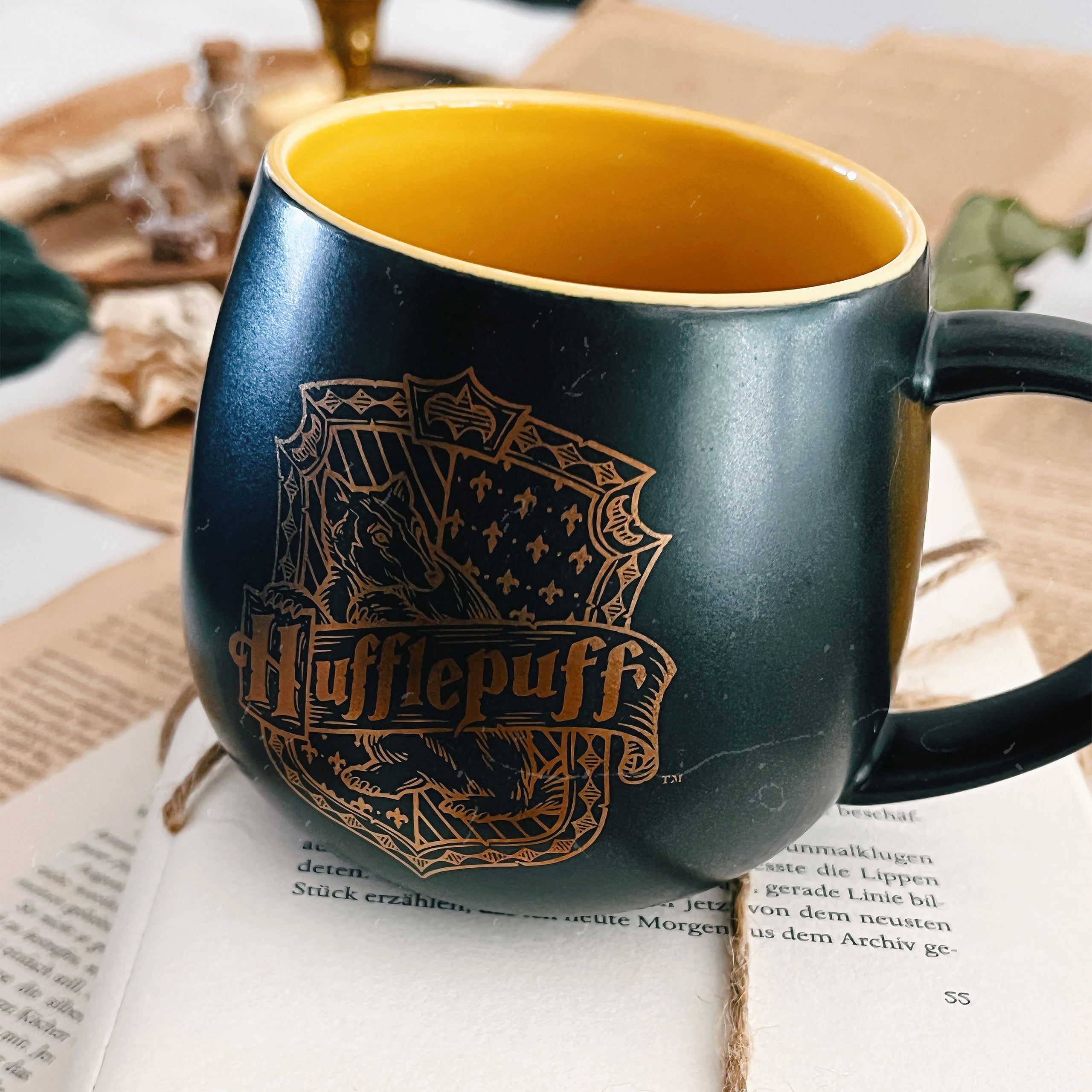 Image produit Mug Poufsouffle avec Blason 3D de Poudlard à l'intérieur - Harry Potter