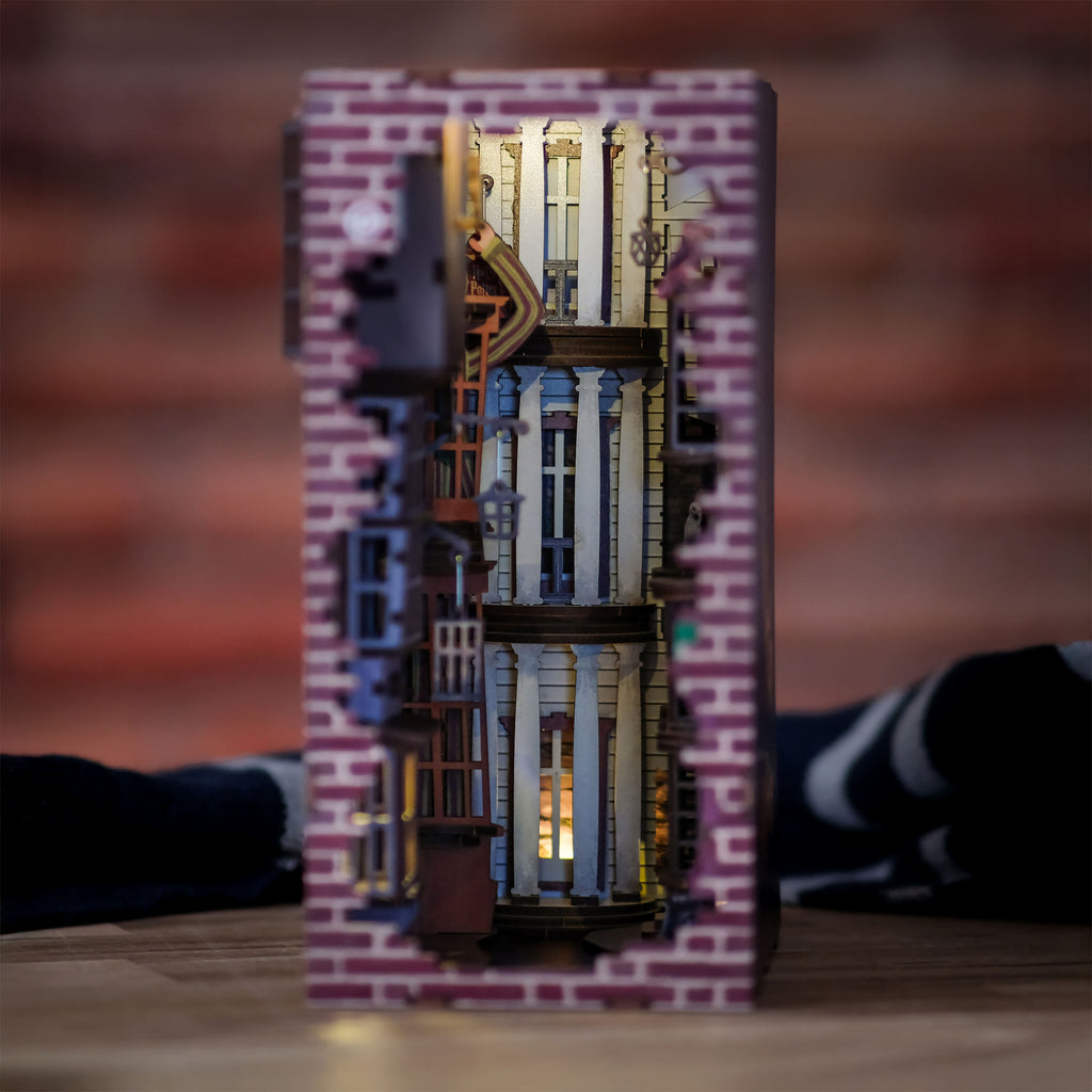 Image produit Harry Potter - Modèle Book Nook Chemin de Traverse en bois