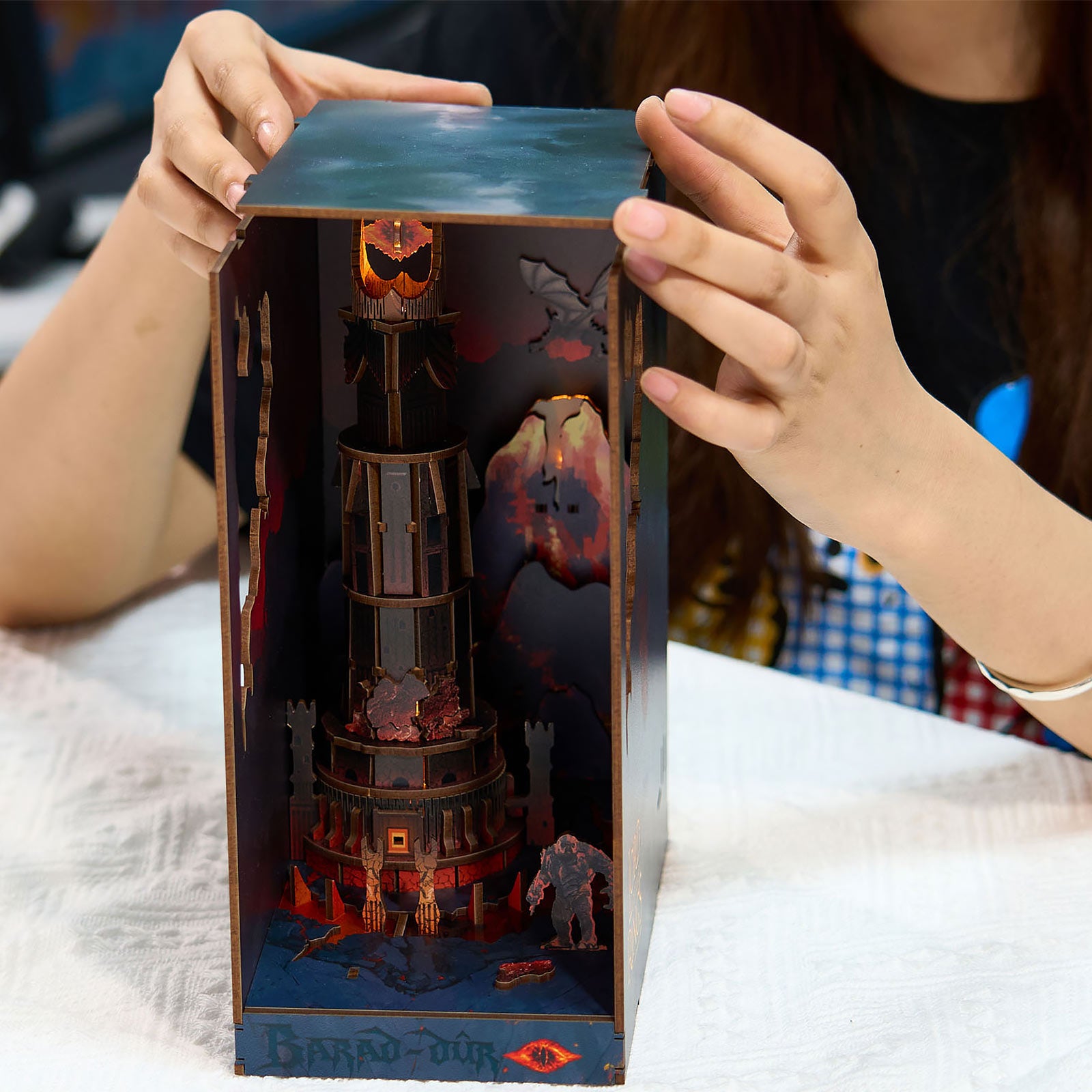 Image produit Le Seigneur des Anneaux - Book Nook Barad-dûr kit maquette en bois