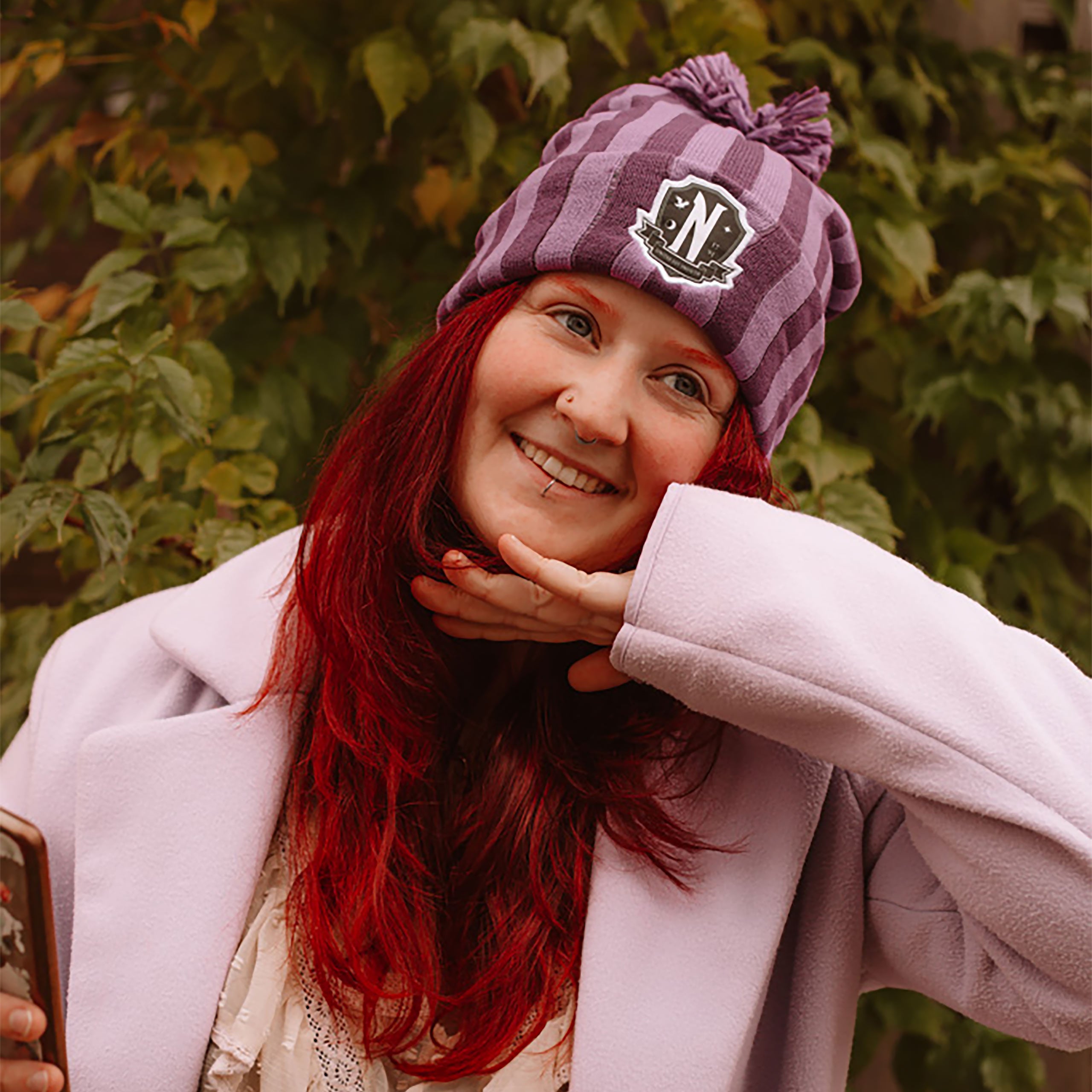 Image produit Wednesday - Bonnet à pompon logo Nevermore