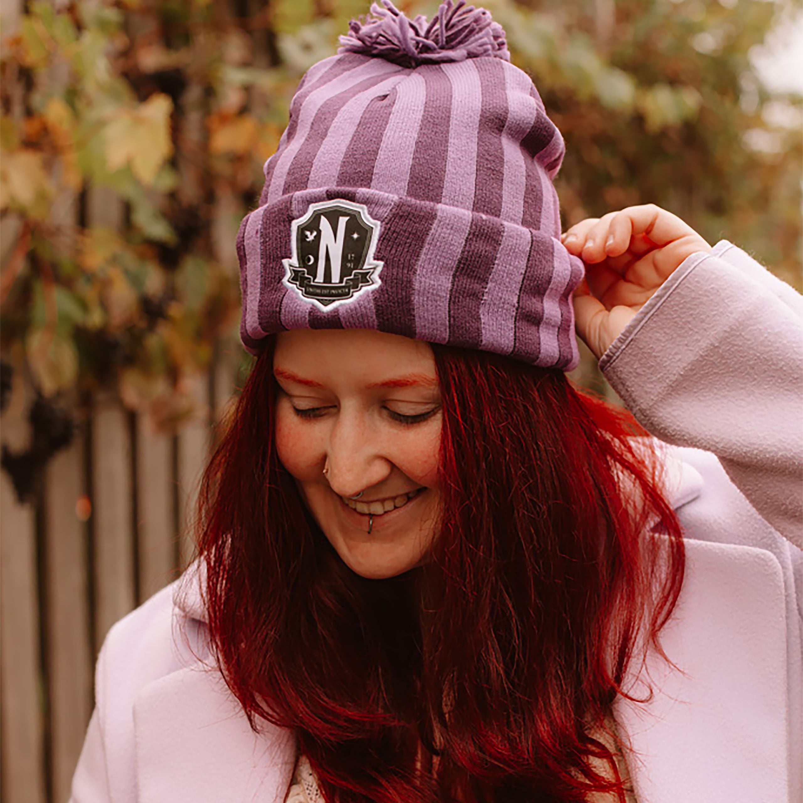 Image produit Wednesday - Bonnet à pompon logo Nevermore