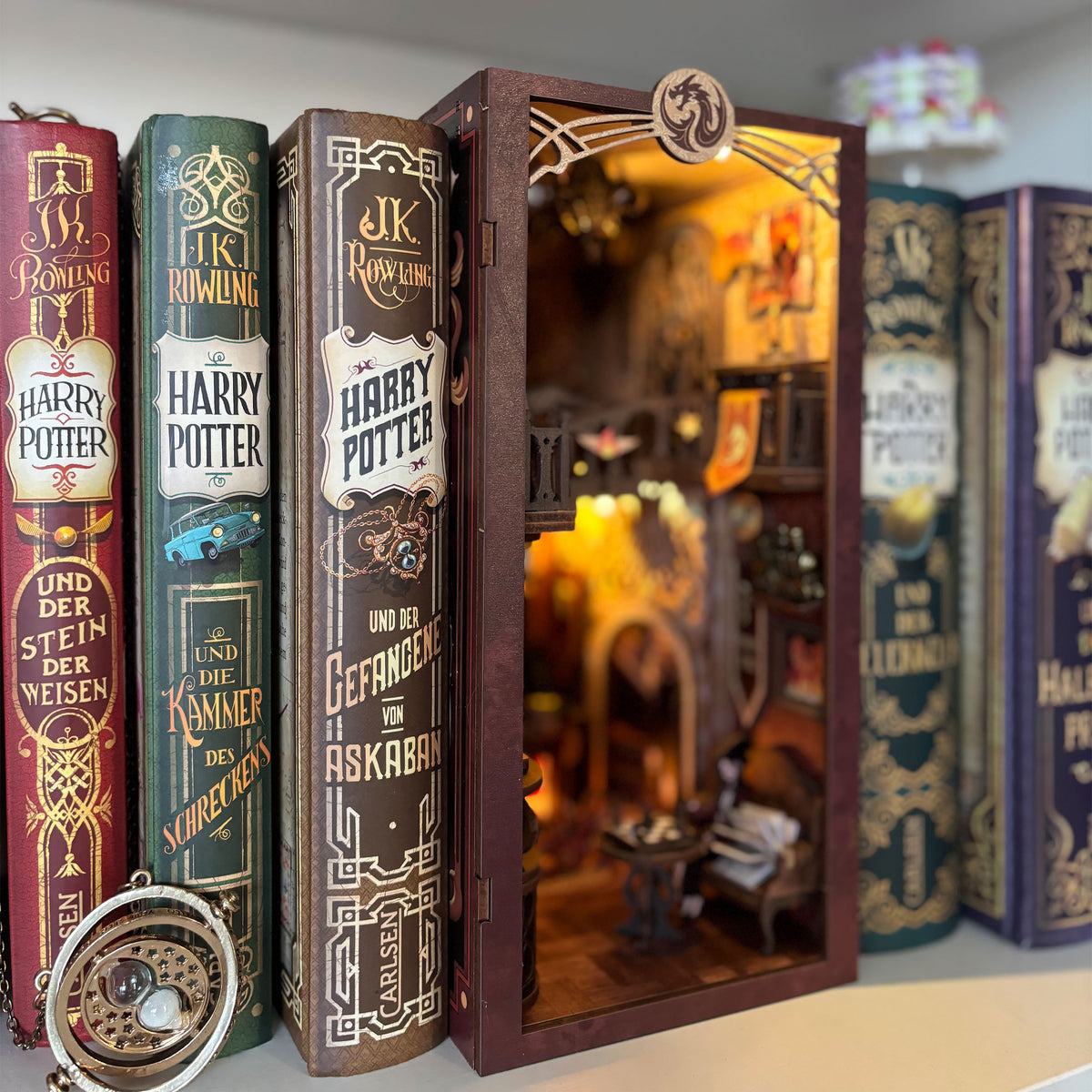 Image produit Flame Common Room Book Nook kit maquette en bois pour fans de Harry Potter