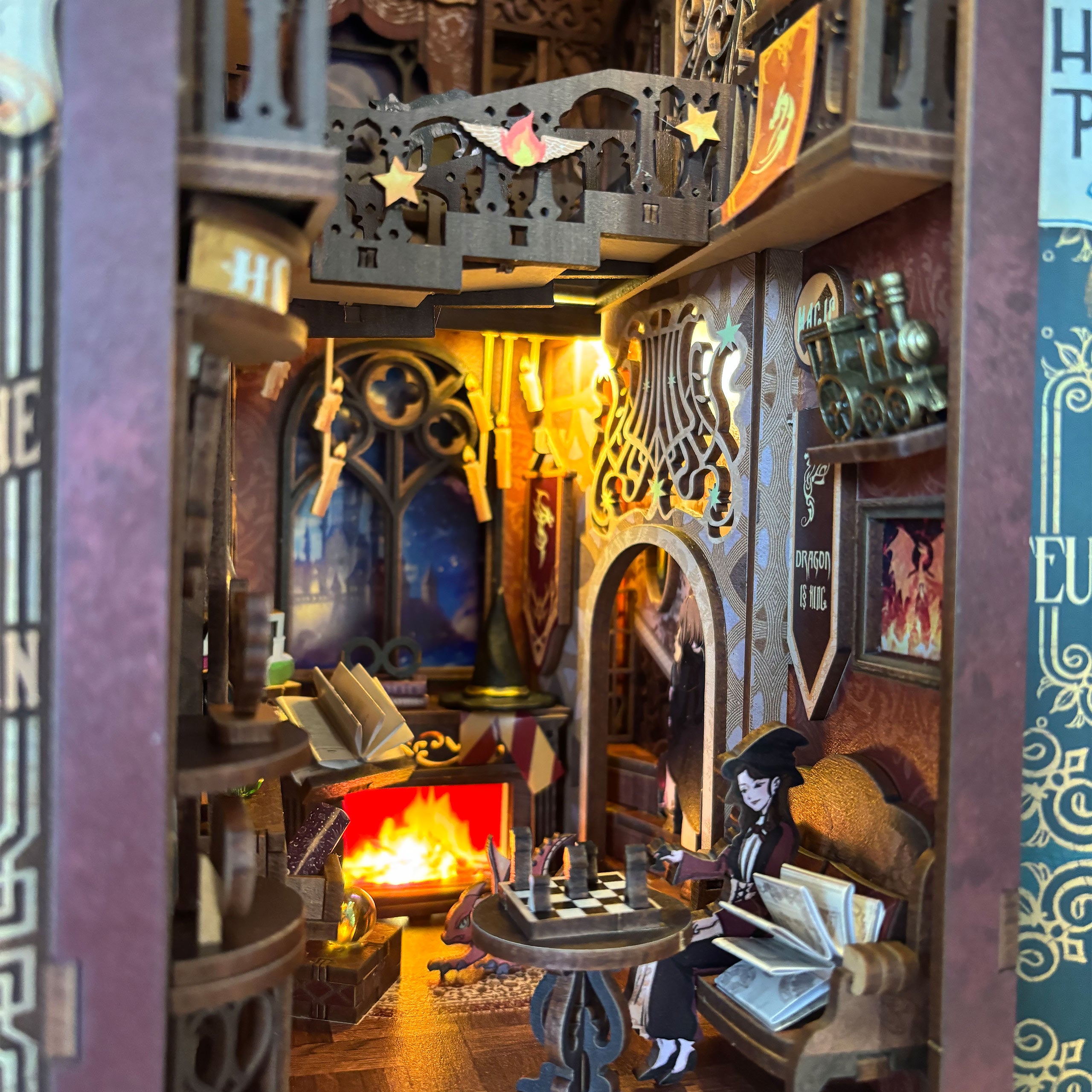 Image produit Flame Common Room Book Nook kit maquette en bois pour fans de Harry Potter