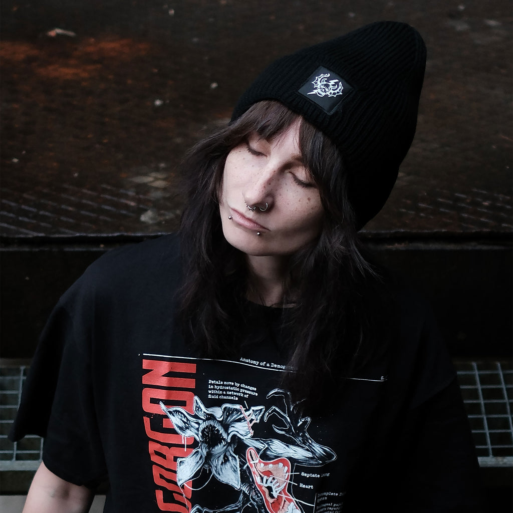 Image produit Stranger Things - Bonnet Hellfire Club avec logo tête de mort