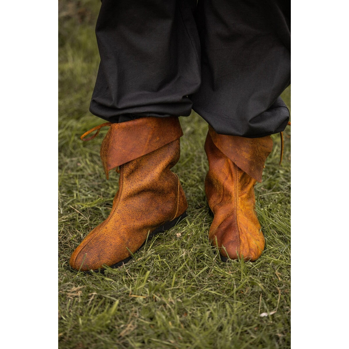 Image produit Bottes médiévales à revers en cuir nubuck marron