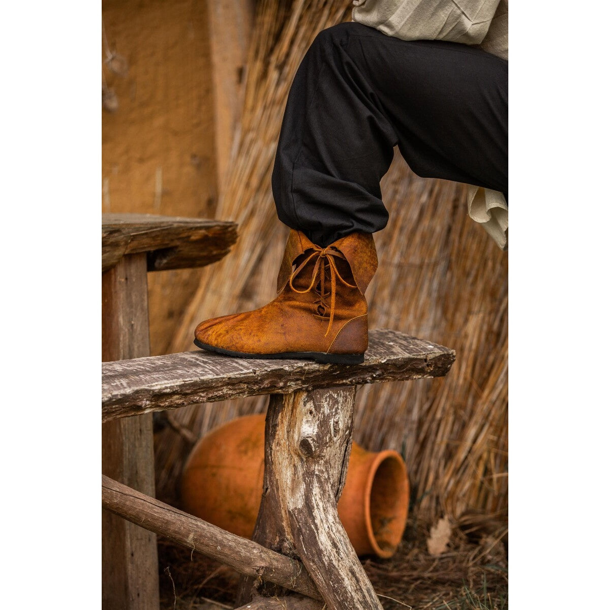 Image produit Bottes médiévales à revers en cuir nubuck marron
