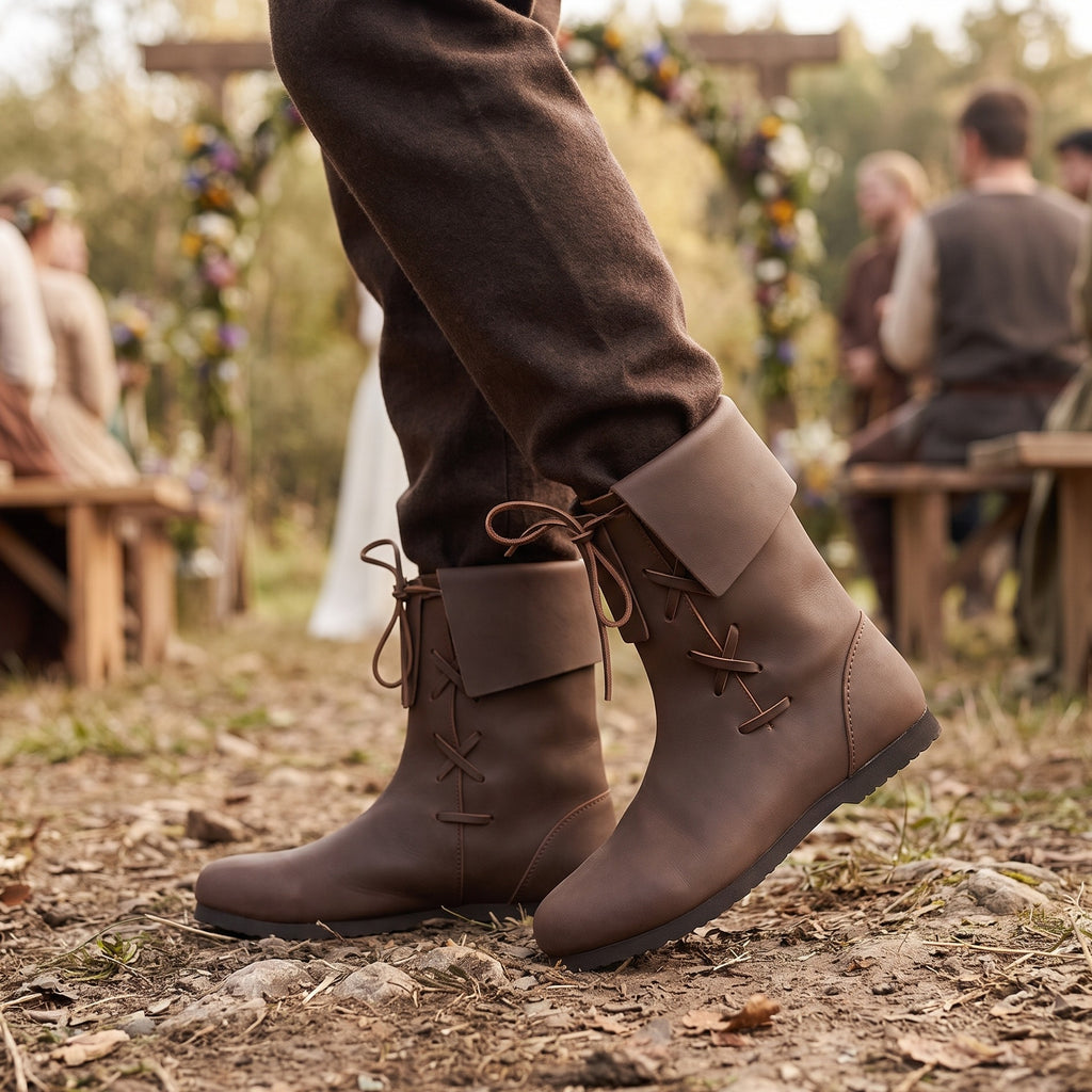 Image produit Bottes médiévales à revers en cuir nubuck marron