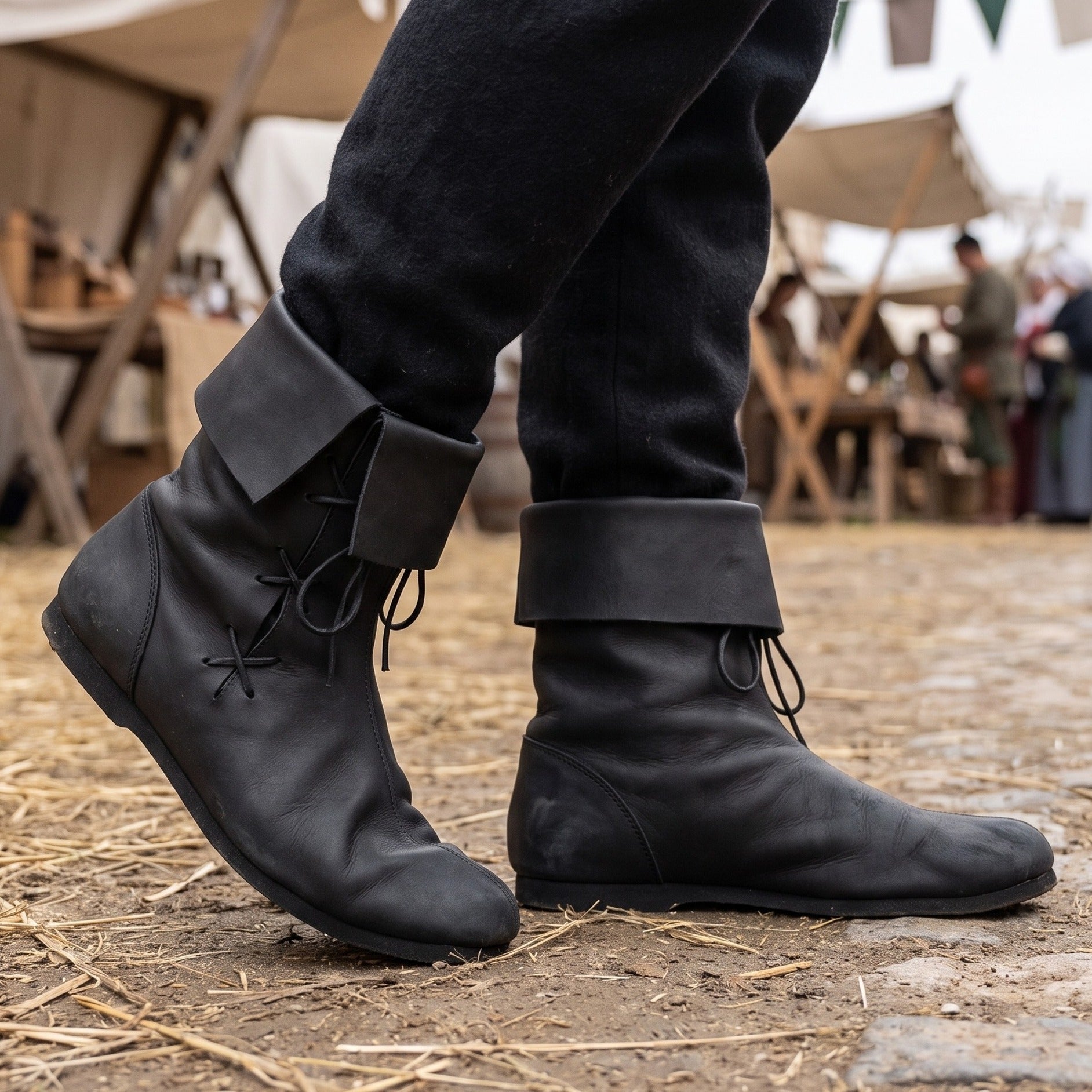 Image produit Bottes médiévales à revers en cuir nubuck noir