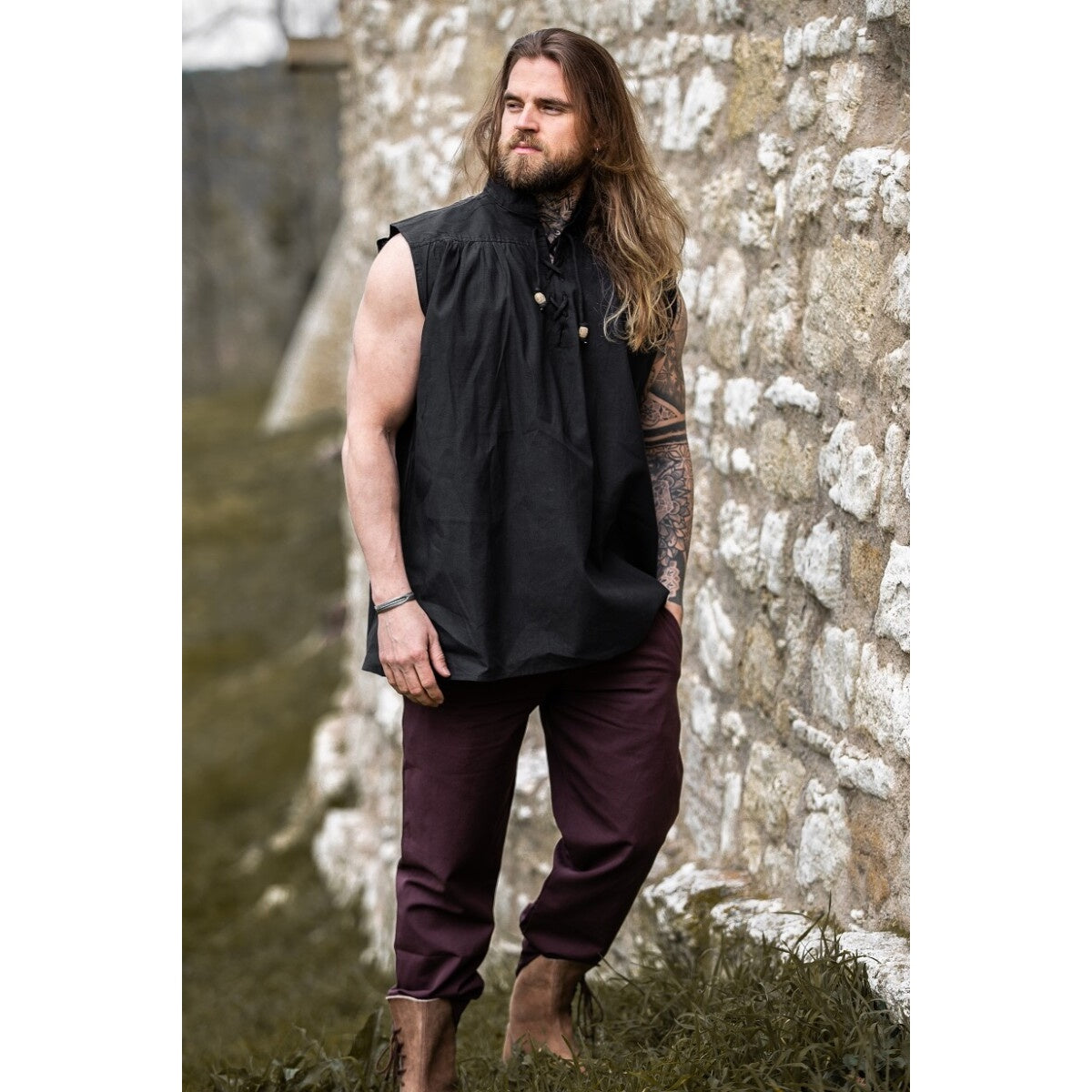 Image produit Chemise médiévale à col montant lacée Louis sans manches noire