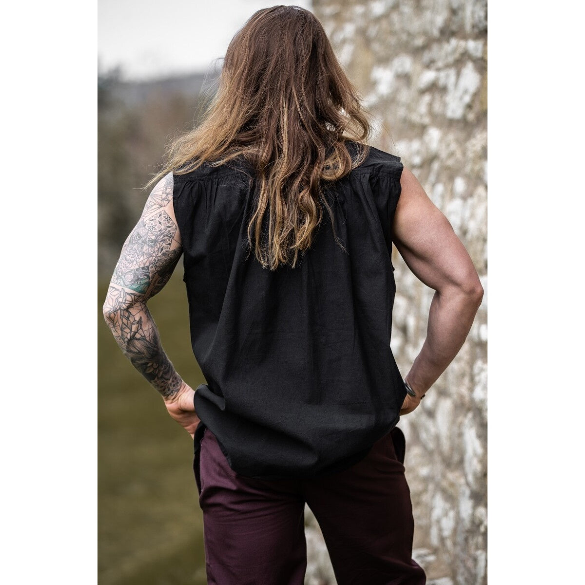 Image produit Chemise médiévale à col montant lacée Louis sans manches noire