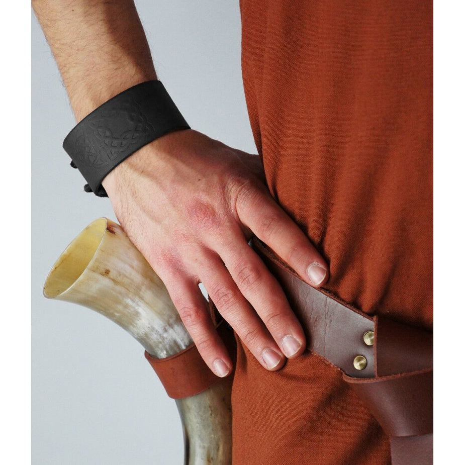 Image produit Bracelet médiéval en cuir avec embossage celtique noir